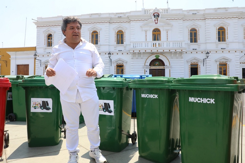 La compra de contenedores para basura que hizo la Municipalidad de Trujillo, a menor precio que el de otras municipalidades, se debe a que no hubo comisión o coima y a que no se adquirieron en Perú Compras sino directamente al proveedor, dijo el alcalde Arturo Fernández Bazán. 