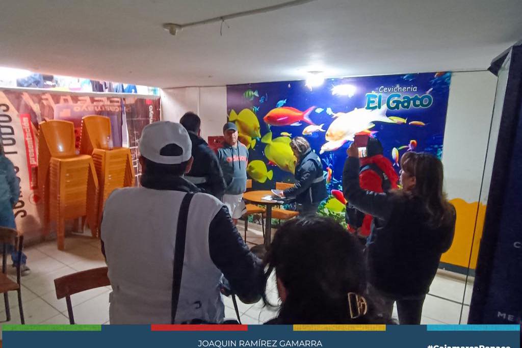 En un operativo de fiscalizaci贸n llevado a cabo hoy en la cuadra 4 del jir贸n Mariano Melgar, se intervino dos locales, identificados como "El Valle" y "El Gato". El objetivo principal de esta acci贸n fue verificar el cumplimiento de los requisitos necesarios para su funcionamiento, incluyendo los permisos municipales, la licencia de funcionamiento, el certificado ITSE de Defensa Civil y el cumplimiento de las zonificaciones correspondientes para operar como bares y cantinas.
馃毃Como resultado de la inspecci贸n, se constat贸 que ambos locales no contaban con los permisos municipales requeridos y hab铆an estado operando de manera clandestina. Como consecuencia de estas irregularidades, se ha iniciado un proceso administrativo sancionador.
馃En esta operaci贸n, participaron diferentes unidades de la municipalidad, incluyendo la subgerencia de Comercializaci贸n y Licencias, la subgerencia de Gesti贸n del Riesgo y Desastres (Defensa Civil), la subgerencia de Planificaci贸n Territorial, Centro Hist贸rico y Serenazgo.
鉁匛ste operativo es parte de los esfuerzos continuos de la municipalidad para garantizar el cumplimiento de las normativas y regulaciones vigentes, con el fin de preservar la seguridad y el orden en nuestra ciudad.