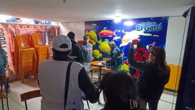 En un operativo de fiscalización llevado a cabo hoy en la cuadra 4 del jirón Mariano Melgar, se intervino dos locales, identificados como "El Valle" y "El Gato". El objetivo principal de esta acción fue verificar el cumplimiento de los requisitos necesarios para su funcionamiento, incluyendo los permisos municipales, la licencia de funcionamiento, el certificado ITSE de Defensa Civil y el cumplimiento de las zonificaciones correspondientes para operar como bares y cantinas.
🚨Como resultado de la inspección, se constató que ambos locales no contaban con los permisos municipales requeridos y habían estado operando de manera clandestina. Como consecuencia de estas irregularidades, se ha iniciado un proceso administrativo sancionador.
🤝En esta operación, participaron diferentes unidades de la municipalidad, incluyendo la subgerencia de Comercialización y Licencias, la subgerencia de Gestión del Riesgo y Desastres (Defensa Civil), la subgerencia de Planificación Territorial, Centro Histórico y Serenazgo.
✅Este operativo es parte de los esfuerzos continuos de la municipalidad para garantizar el cumplimiento de las normativas y regulaciones vigentes, con el fin de preservar la seguridad y el orden en nuestra ciudad. 
