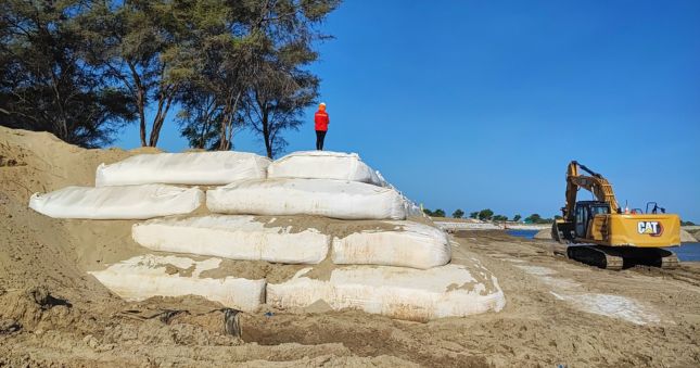  La Contraloría General alertó deficiencias en los trabajos de protección de la ribera margen izquierda del río Piura con la colocación de bolsas geotextiles en el centro poblado de Chato Chico, distrito de Cura Mori, cuya inversión de más de S/ 5 millones por parte del Proyecto Especial Chira Piura (PECHP) busca salvaguardar a la población de un eventual desborde del afluente por efectos del Fenómeno de El Niño.