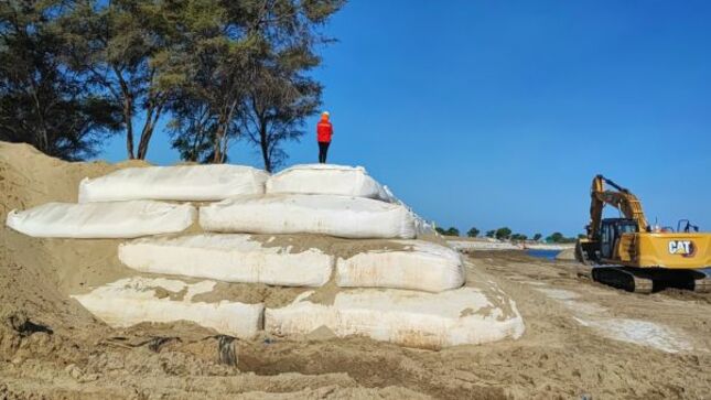  La Contraloría General alertó deficiencias en los trabajos de protección de la ribera margen izquierda del río Piura con la colocación de bolsas geotextiles en el centro poblado de Chato Chico, distrito de Cura Mori, cuya inversión de más de S/ 5 millones por parte del Proyecto Especial Chira Piura (PECHP) busca salvaguardar a la población de un eventual desborde del afluente por efectos del Fenómeno de El Niño.