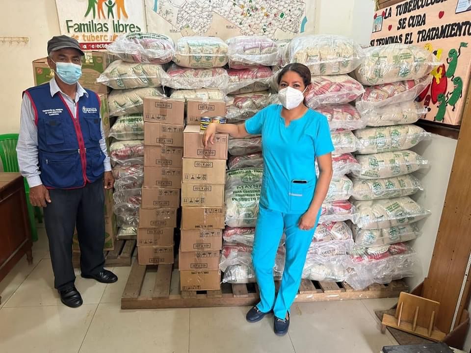 entrega de los insumos alimenticios al Programa de Alimentación y Nutrición a pacientes con TBC y familia