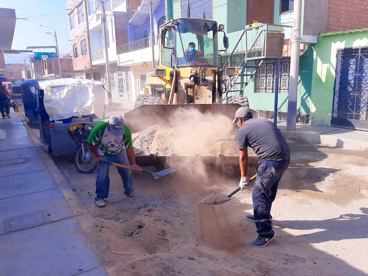 Con maquinaria pesada retiran sobrantes de materiales de construcción de la vía pública