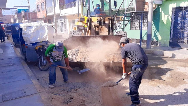 Con maquinaria pesada retiran sobrantes de materiales de construcción de la vía pública 