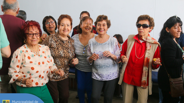 💃🏻 ¡Tarde de jarana criolla! 🥳 A ritmo de guitarra y cajón nuestros jesusmarianos celebraron en la Casa del Vecino Estados Unidos, el 🇵🇪 Día de la Canción Criolla 🎵.
