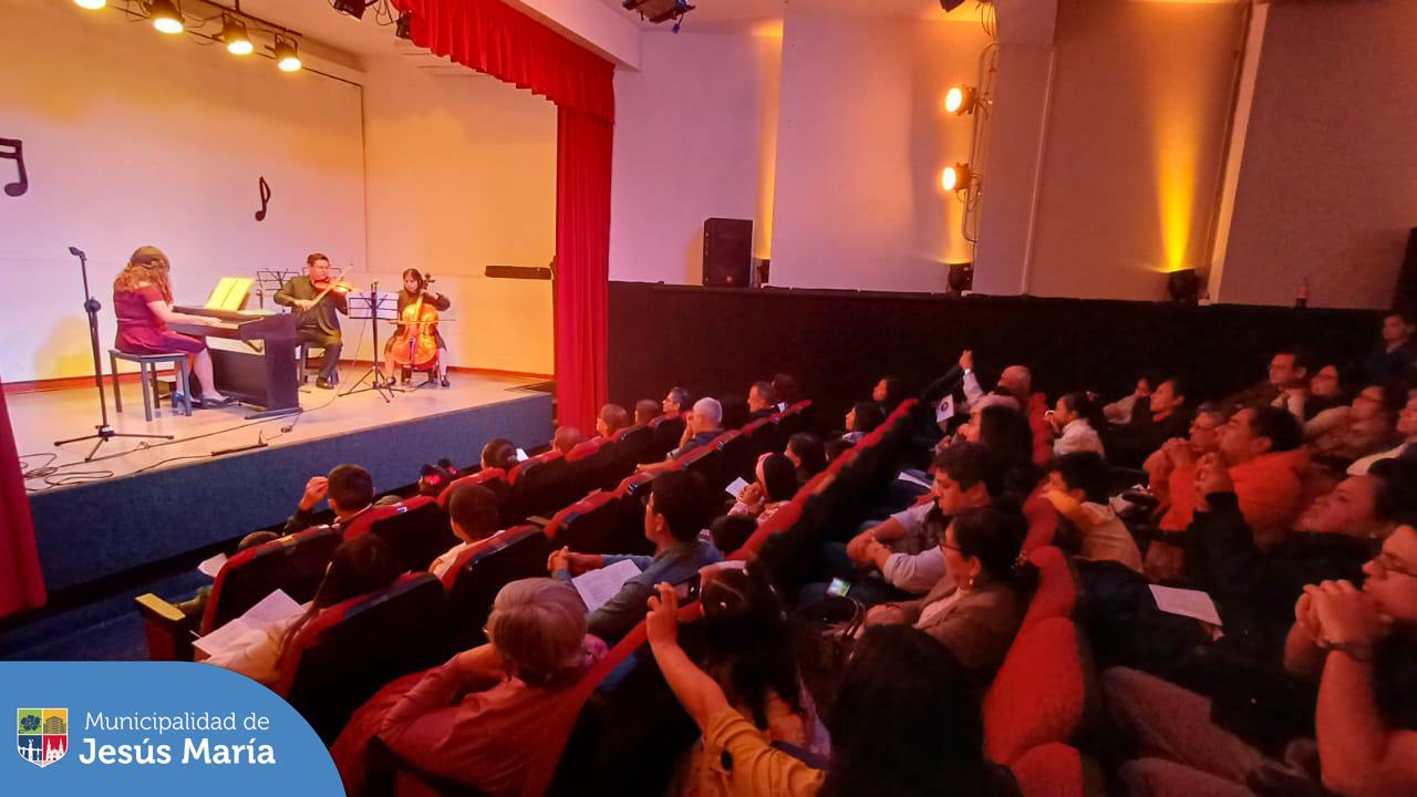 #ActividadCultural | 🎶 Agradecemos a todos los asistentes al Octavo Recital de Piano de Fréderic Chopin 🎹 en el auditorio de nuestro Centro Cultural.

👀 Para conocer todas las actividades culturales que la Municipalidad de Jesús María tiene para ti, mándanos un WhatsApp al 📲 950347545 https://wa.link/a1lbi4