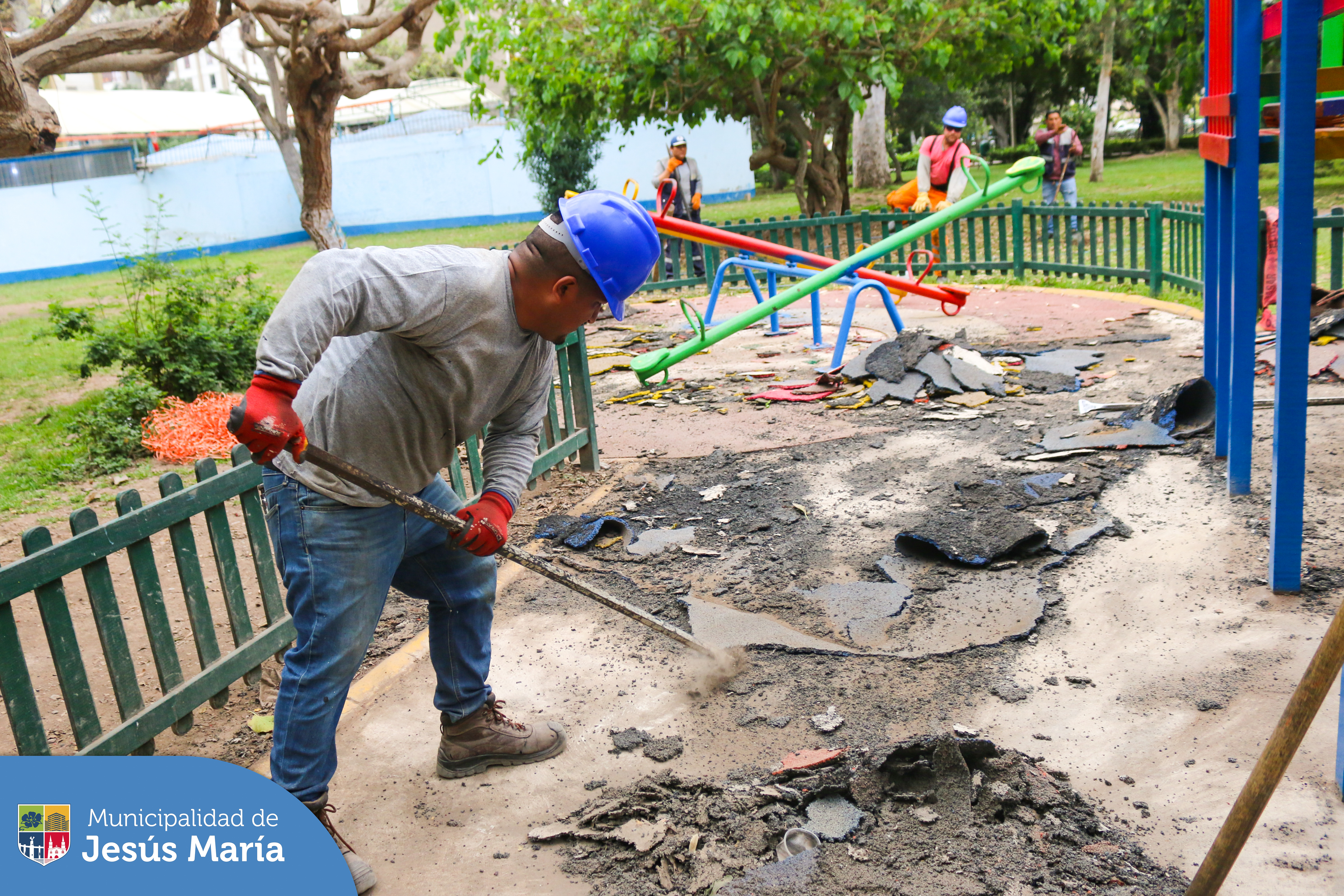🤩 ¡Recuperaremos las sonrisas de nuestros pequeños jesusmarianos! 👧👦
Tras los lamentables actos vandálicos cometidos contra los juegos infantiles del Conjunto Residencial San Felipe, iniciamos los trabajos de recuperación. 🚧💪
👉🏻 Conozcan el detalle de la transformación que haremos en una entrevista con nuestro Subgerente de Obras Públicas, César Palomino 💬🛠️ https://bit.ly/3QIMLVa.