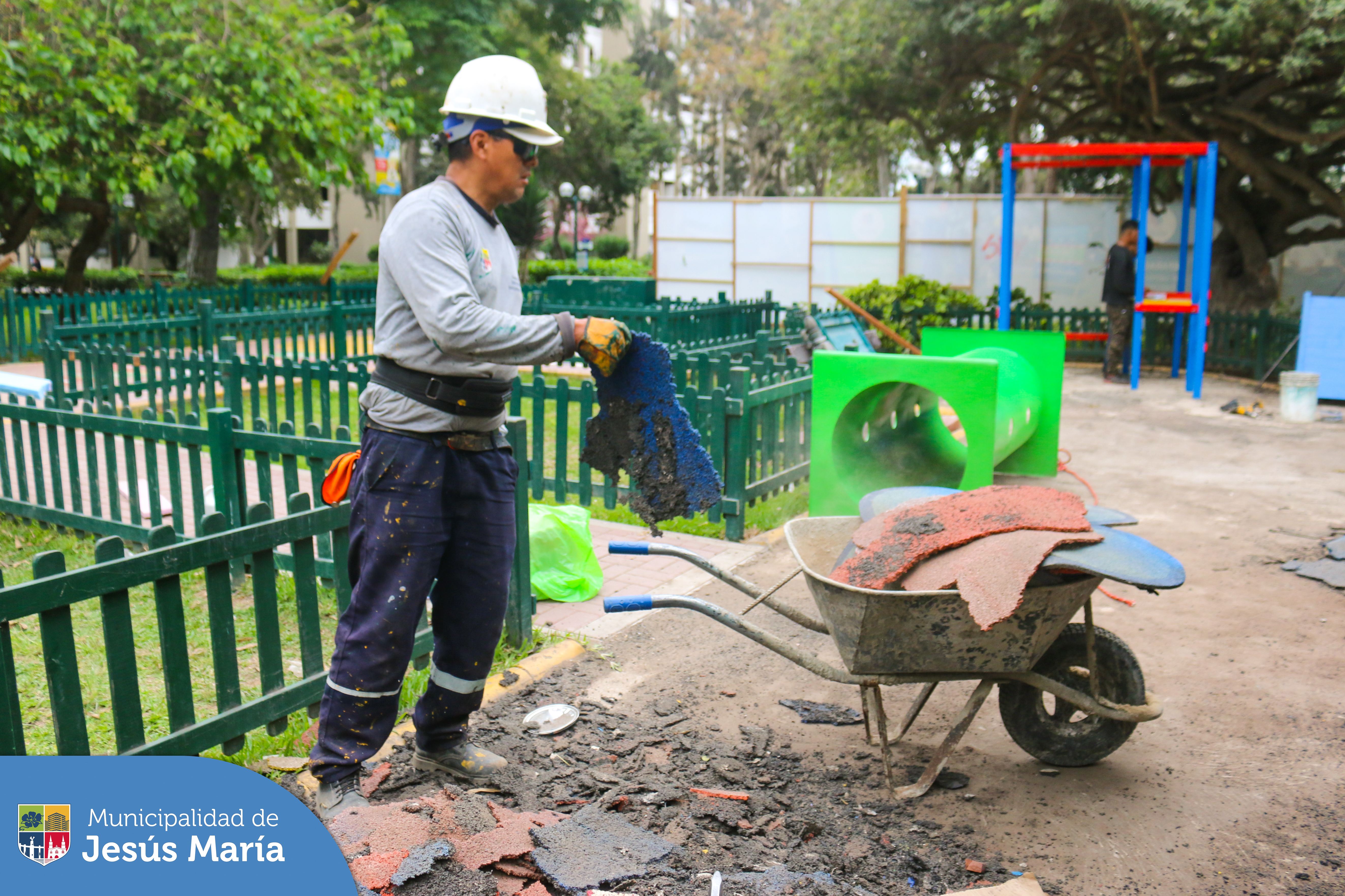 🤩 ¡Recuperaremos las sonrisas de nuestros pequeños jesusmarianos! 👧👦
Tras los lamentables actos vandálicos cometidos contra los juegos infantiles del Conjunto Residencial San Felipe, iniciamos los trabajos de recuperación. 🚧💪
👉🏻 Conozcan el detalle de la transformación que haremos en una entrevista con nuestro Subgerente de Obras Públicas, César Palomino 💬🛠️ https://bit.ly/3QIMLVa.