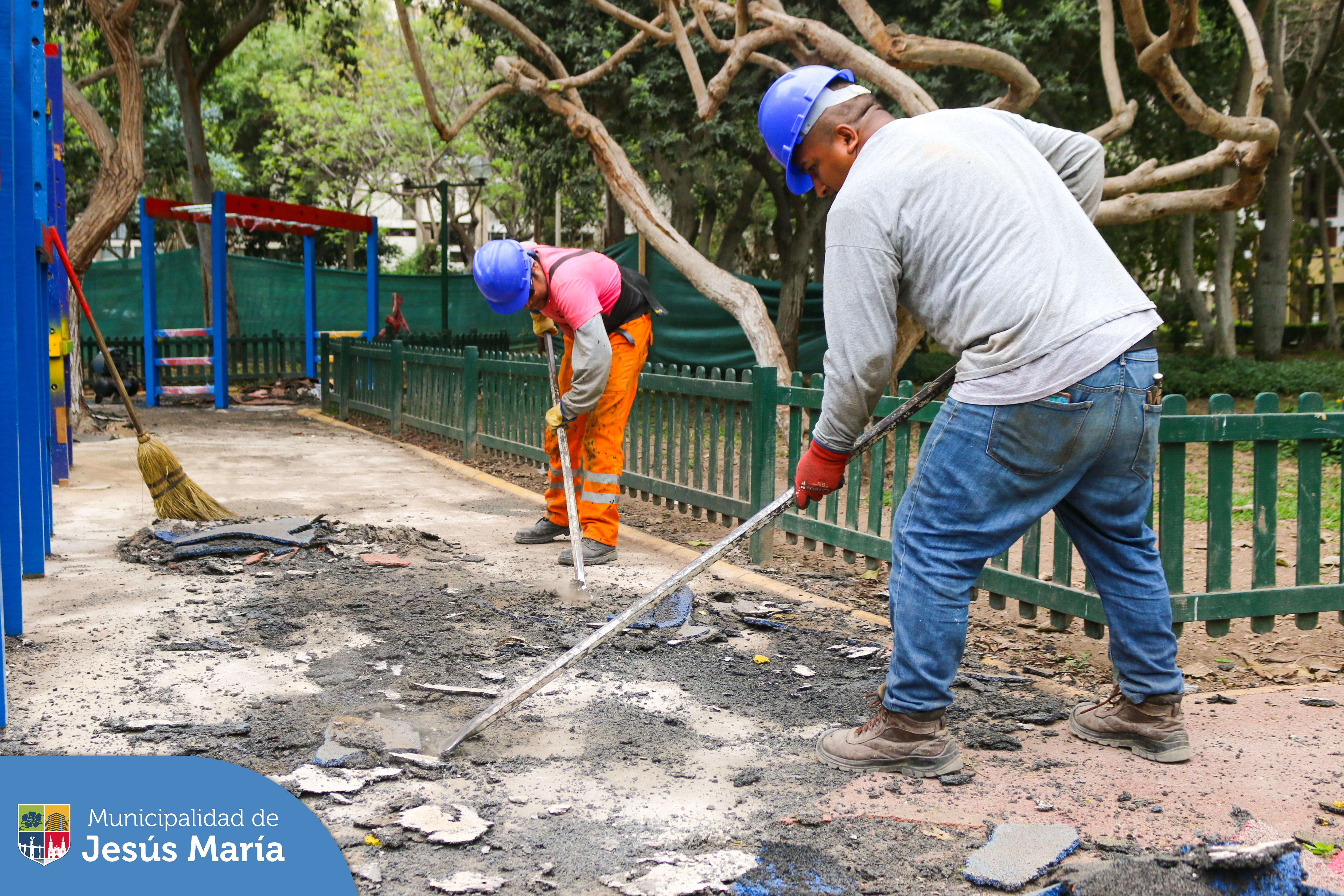 🤩 ¡Recuperaremos las sonrisas de nuestros pequeños jesusmarianos! 👧👦
Tras los lamentables actos vandálicos cometidos contra los juegos infantiles del Conjunto Residencial San Felipe, iniciamos los trabajos de recuperación. 🚧💪
👉🏻 Conozcan el detalle de la transformación que haremos en una entrevista con nuestro Subgerente de Obras Públicas, César Palomino 💬🛠️ https://bit.ly/3QIMLVa.