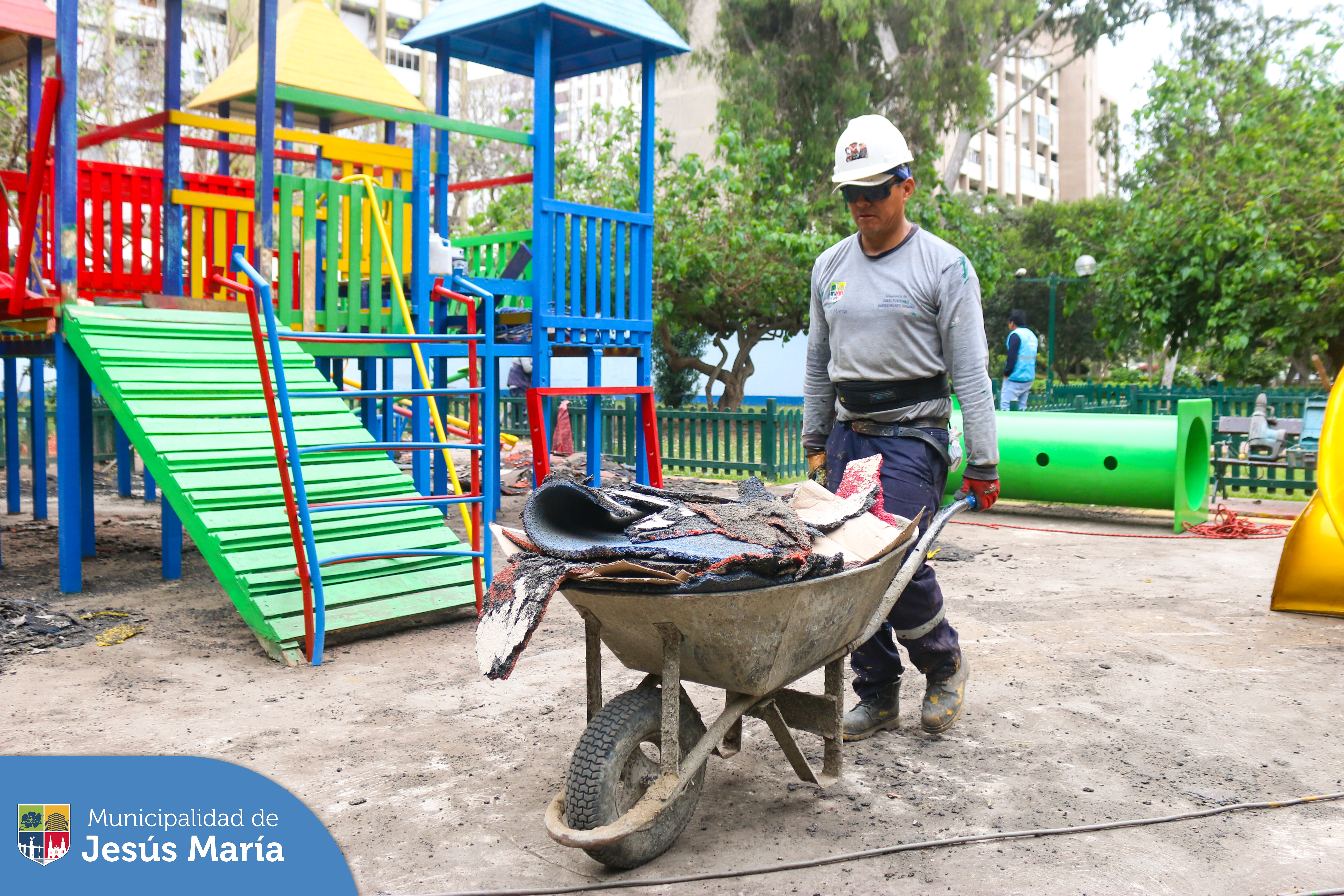 🤩 ¡Recuperaremos las sonrisas de nuestros pequeños jesusmarianos! 👧👦
Tras los lamentables actos vandálicos cometidos contra los juegos infantiles del Conjunto Residencial San Felipe, iniciamos los trabajos de recuperación. 🚧💪
👉🏻 Conozcan el detalle de la transformación que haremos en una entrevista con nuestro Subgerente de Obras Públicas, César Palomino 💬🛠️ https://bit.ly/3QIMLVa.