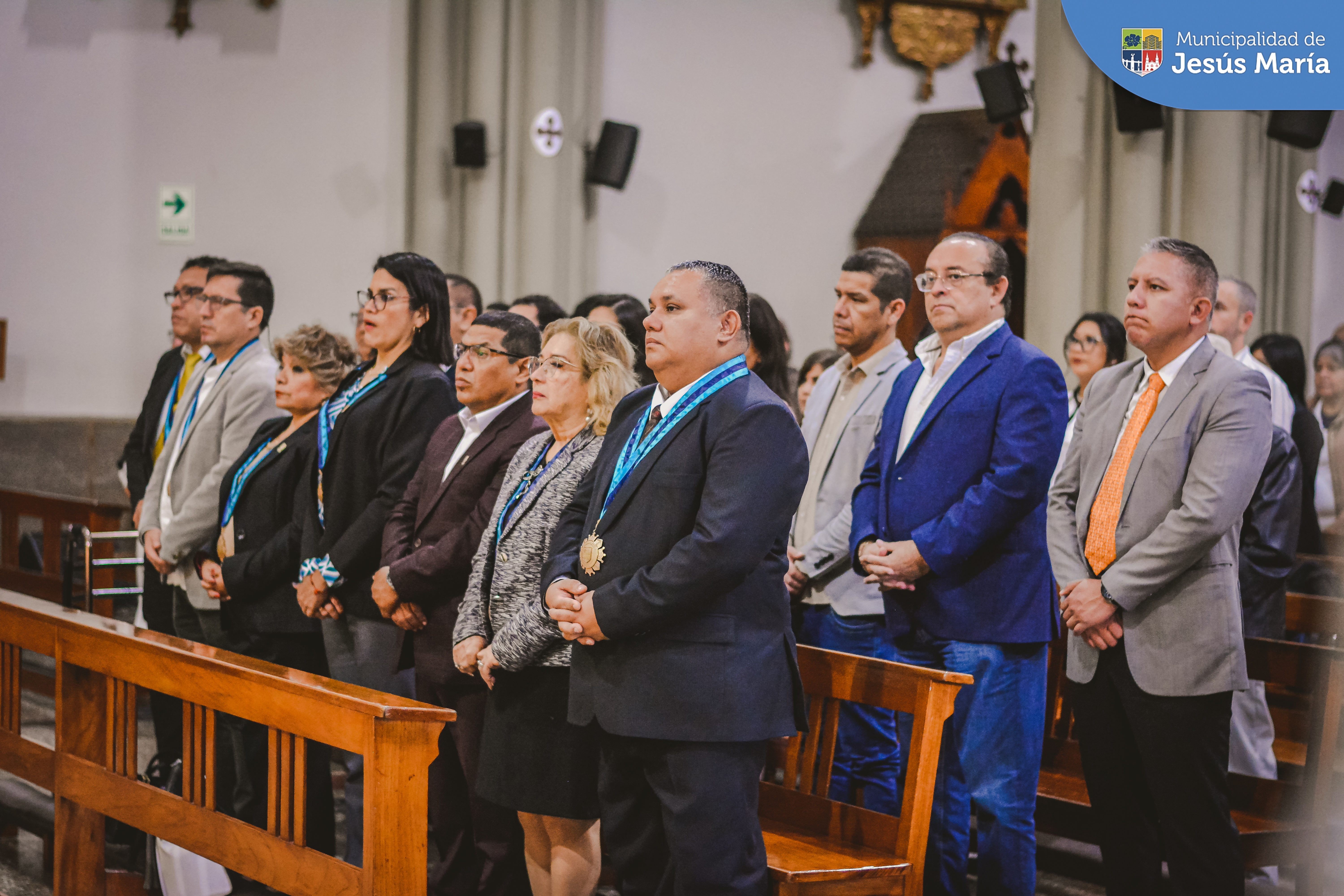 🌟 ¡Iniciamos las celebraciones por el Día del Trabajador Municipal!
El alcalde Jesús Gálvez Olivares, regidores, funcionarios, trabajadores municipales y vecinos se unieron en una ✝️ solemne misa en honor a San Martín de Porres, el patrono de los trabajadores ediles. El acto litúrgico se realizó en la emblemática Iglesia San José.