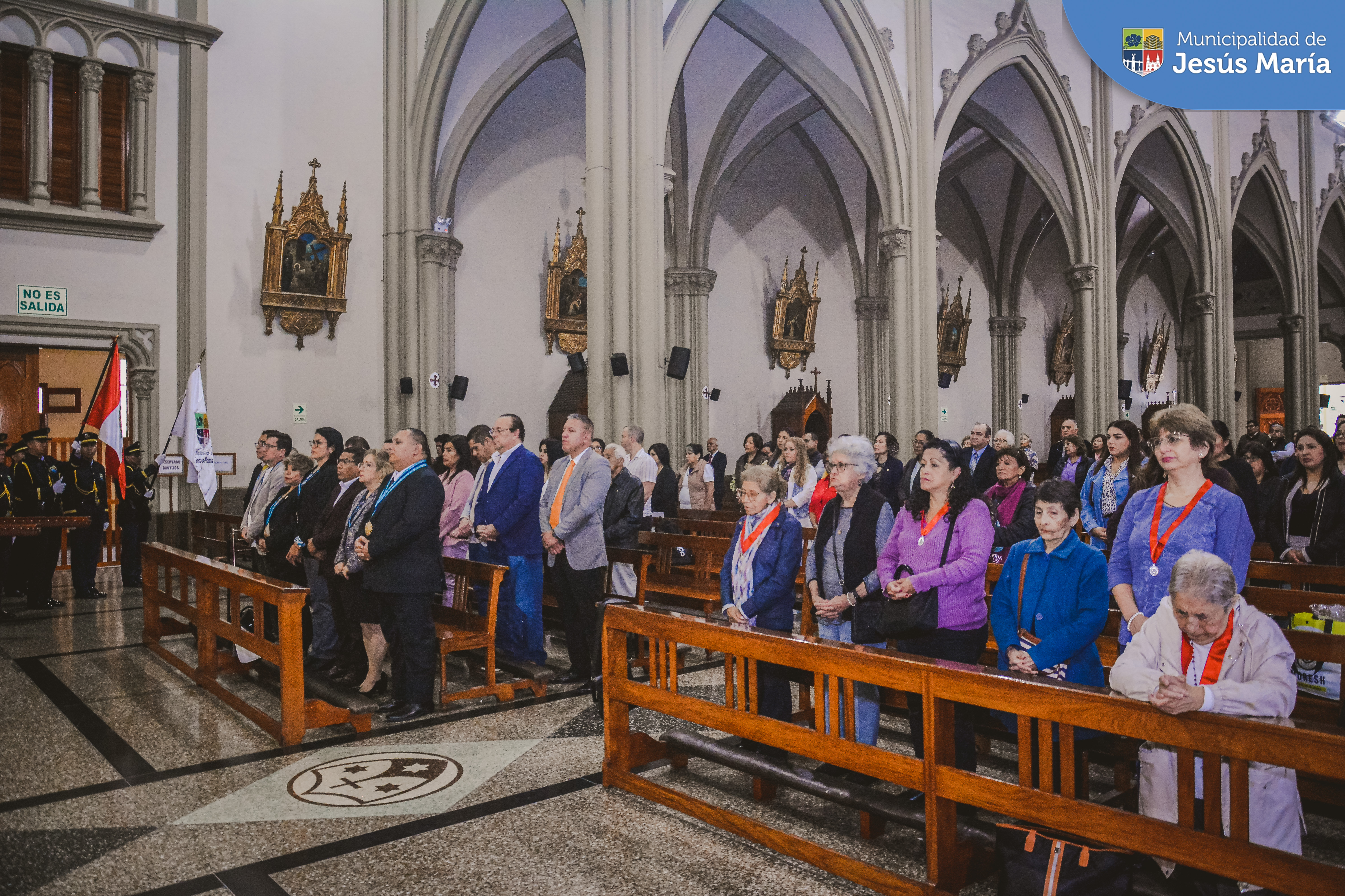 🌟 ¡Iniciamos las celebraciones por el Día del Trabajador Municipal!
El alcalde Jesús Gálvez Olivares, regidores, funcionarios, trabajadores municipales y vecinos se unieron en una ✝️ solemne misa en honor a San Martín de Porres, el patrono de los trabajadores ediles. El acto litúrgico se realizó en la emblemática Iglesia San José.