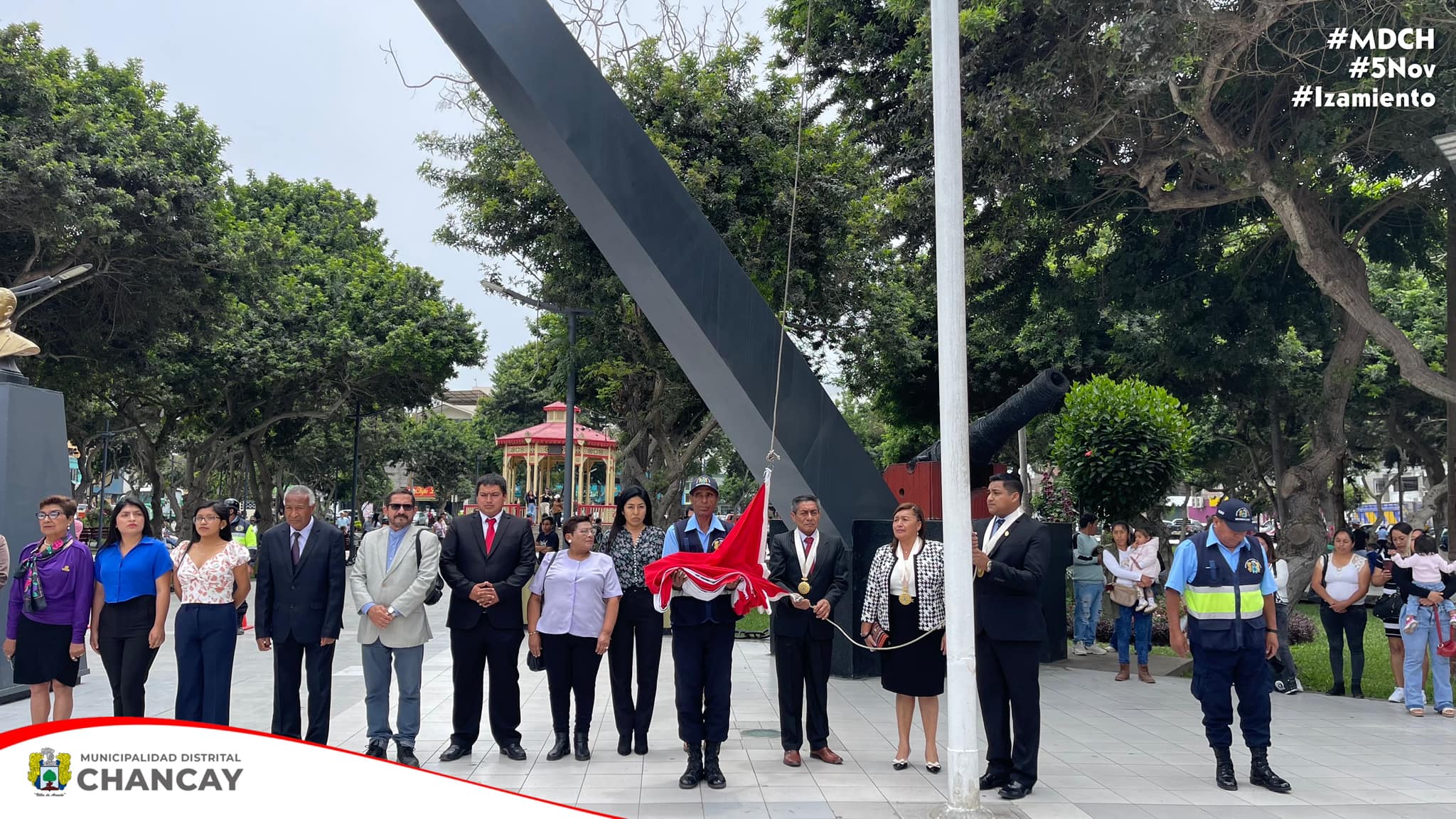 En un emocionante domingo de izamiento, el colegio Virgen de la Candelaria conmemoró sus 34 años de creación, mientras que el colegio San Marcos celebró su décimo aniversario de fundación.