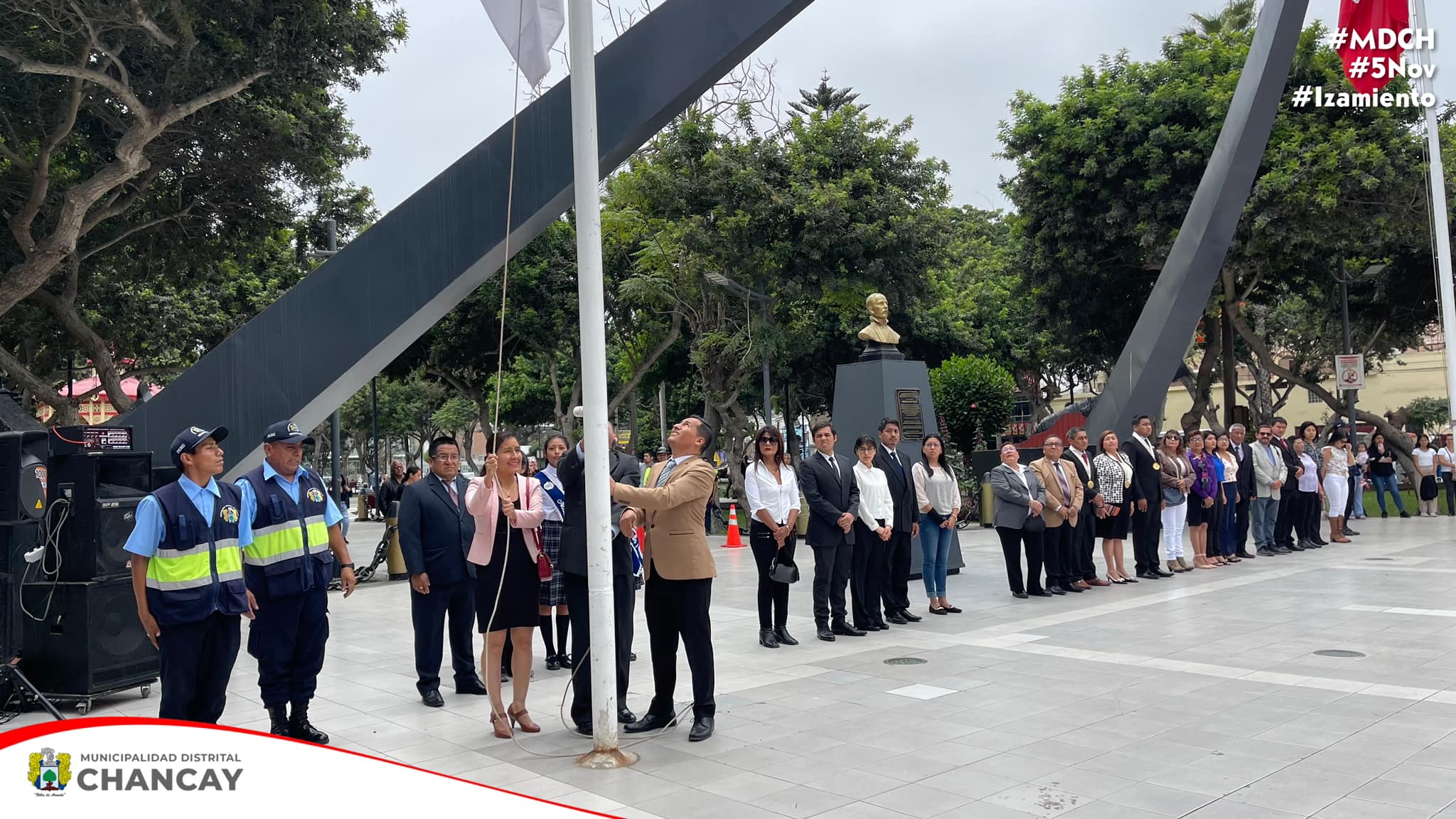 En un emocionante domingo de izamiento, el colegio Virgen de la Candelaria conmemoró sus 34 años de creación, mientras que el colegio San Marcos celebró su décimo aniversario de fundación.