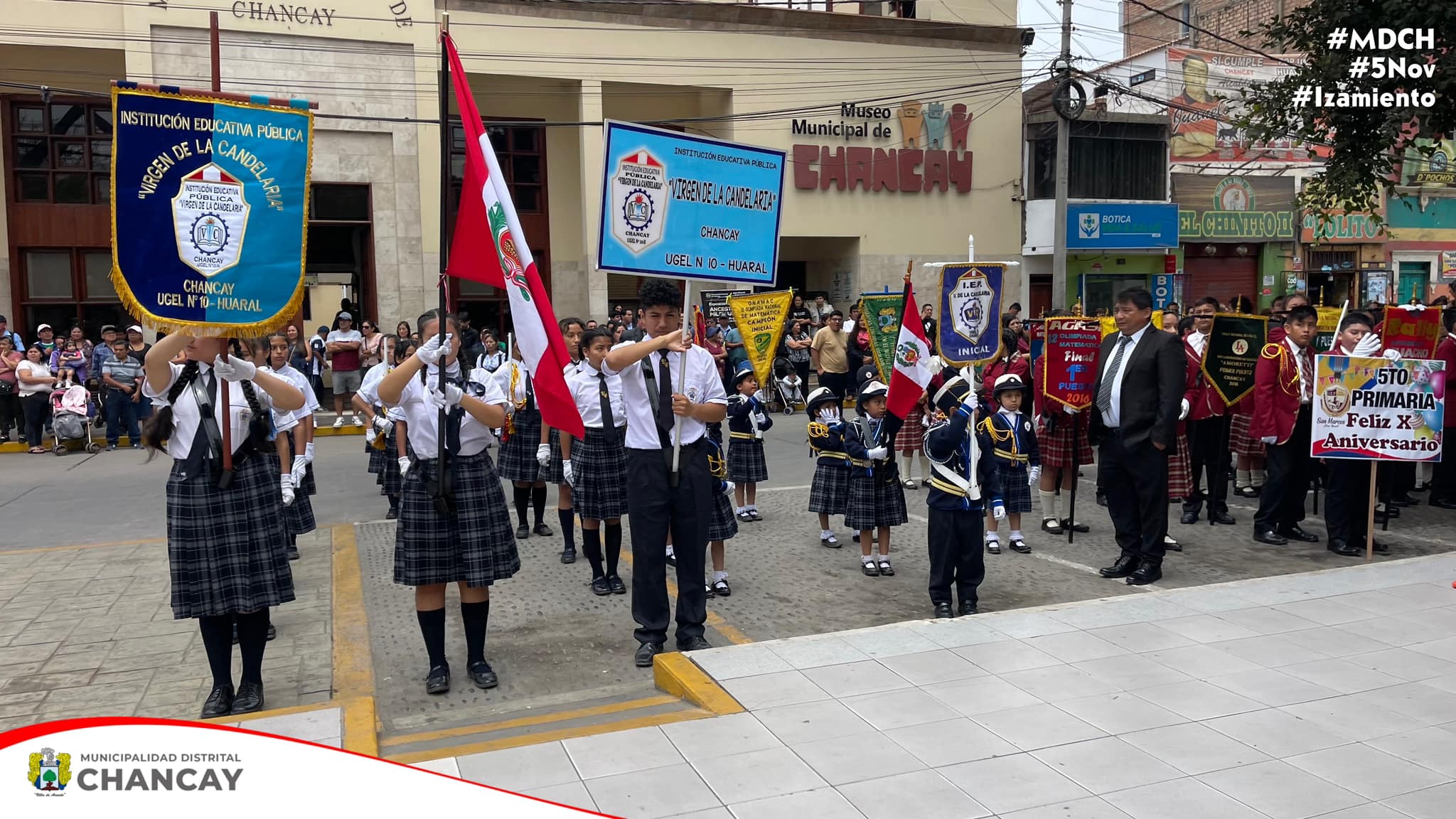 En un emocionante domingo de izamiento, el colegio Virgen de la Candelaria conmemoró sus 34 años de creación, mientras que el colegio San Marcos celebró su décimo aniversario de fundación.