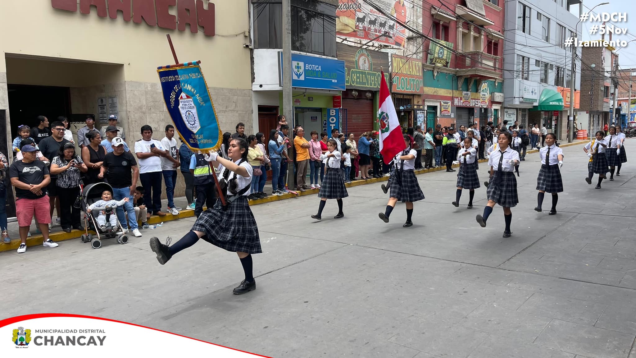 En un emocionante domingo de izamiento, el colegio Virgen de la Candelaria conmemoró sus 34 años de creación, mientras que el colegio San Marcos celebró su décimo aniversario de fundación.