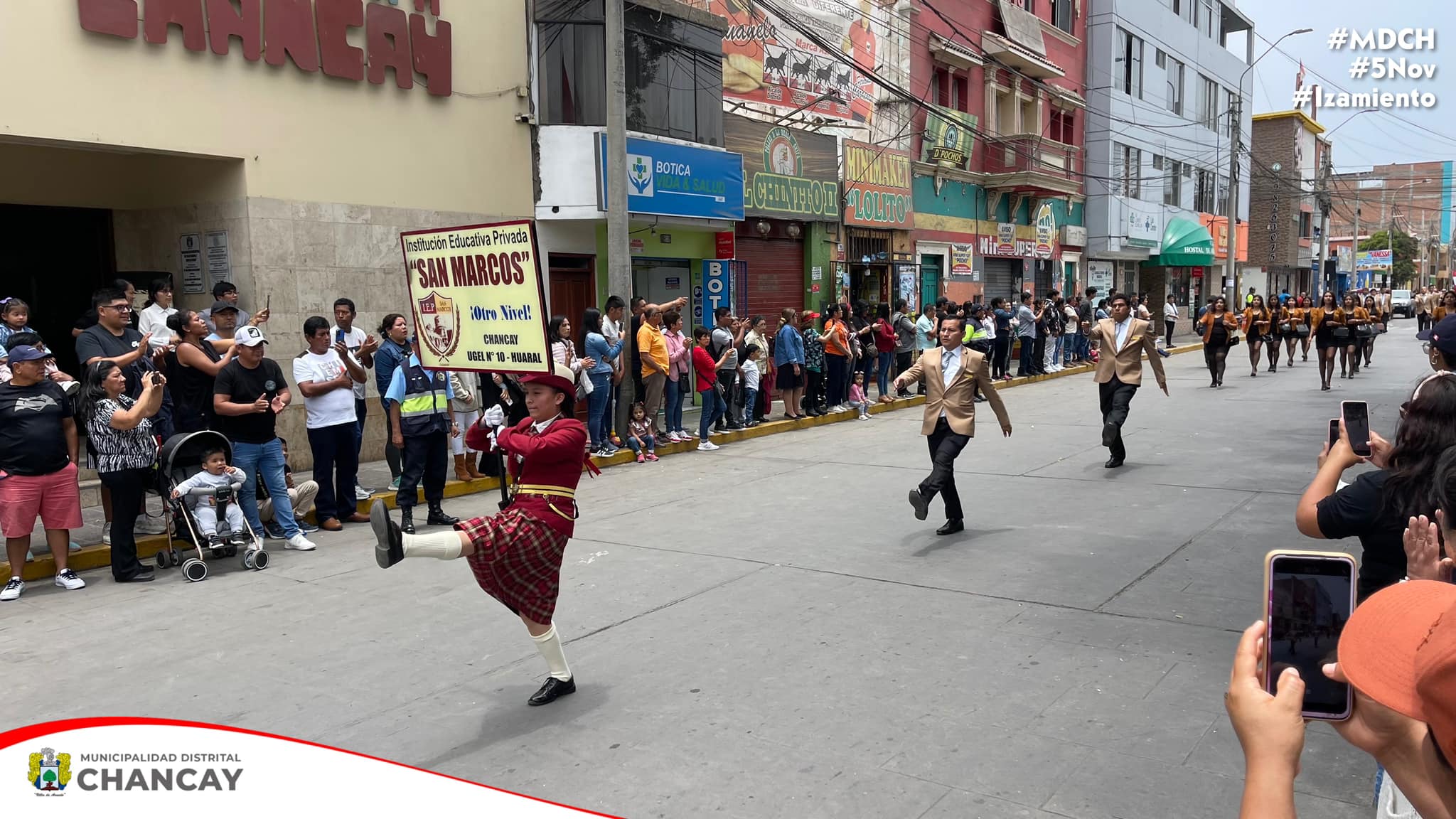 En un emocionante domingo de izamiento, el colegio Virgen de la Candelaria conmemoró sus 34 años de creación, mientras que el colegio San Marcos celebró su décimo aniversario de fundación.