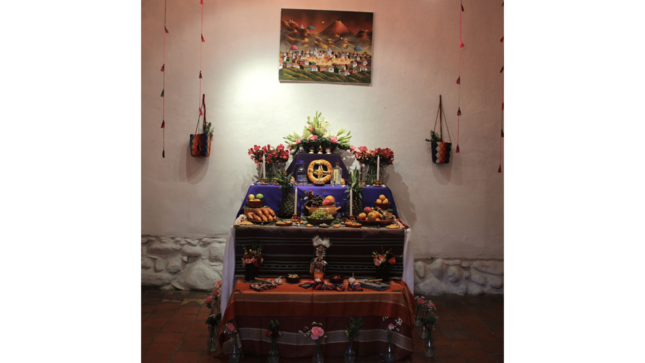 Embajada del Perú en Bolivia presenta un altar tradicional de temática inca en evento por el Día de Todos los Santos
