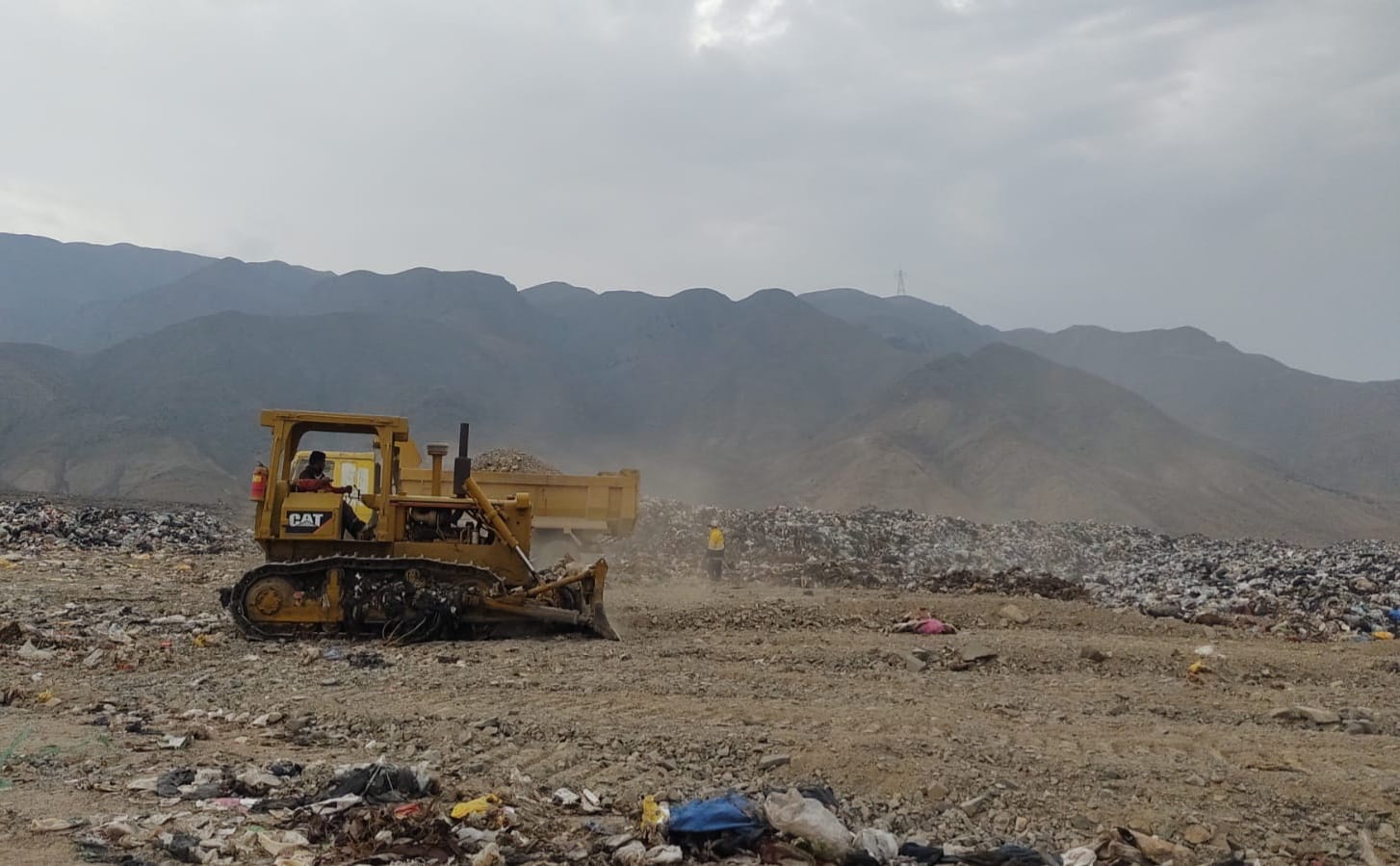 LA MUNICIPALIDAD DISTRITAL DE HUAURA CONTRIBUYE AL MEJORAMIENTO DEL RELLENO SANITARIO EN PAMPAS DE ACARAY