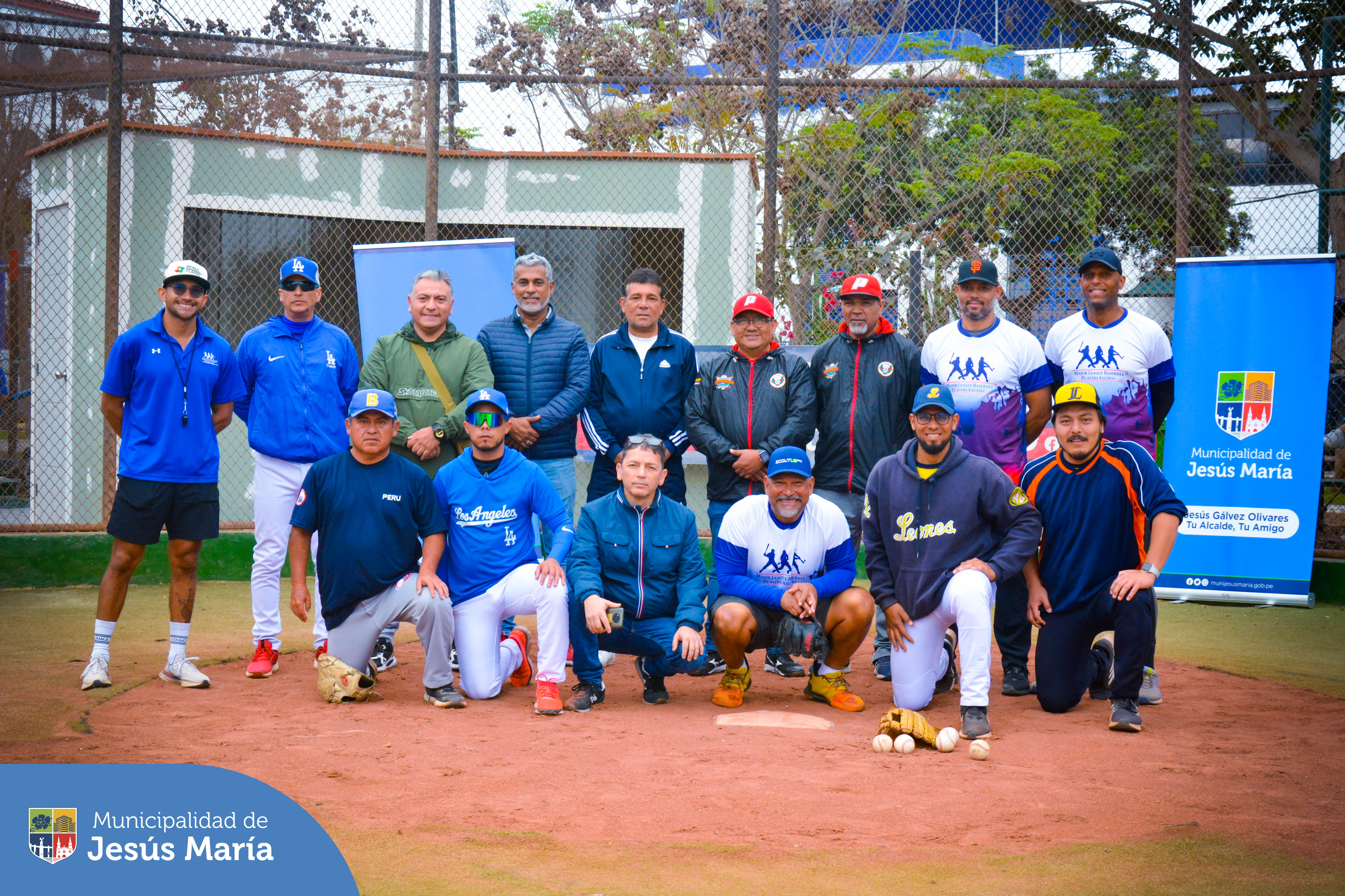 👏🏻 Agradecemos a la Major League Players Alumni Association y a la Federación Peruana de Béisbol por la realización de la primera clínica de béisbol en nuestro Campo Deportivo El Olivar. Nuestros pequeños jesusmarianos de las categorías U10, U12 y U15 recibieron capacitación de profesionales con experiencia en las grandes ligas, quienes compartieron sus conocimientos en áreas fundamentales, incluyendo bateo, corrido de bases, defensa y pitcheo. 🧢
⚾ La jornada finalizó con la entrega y firma de pelotas por los ex beisbolistas.
