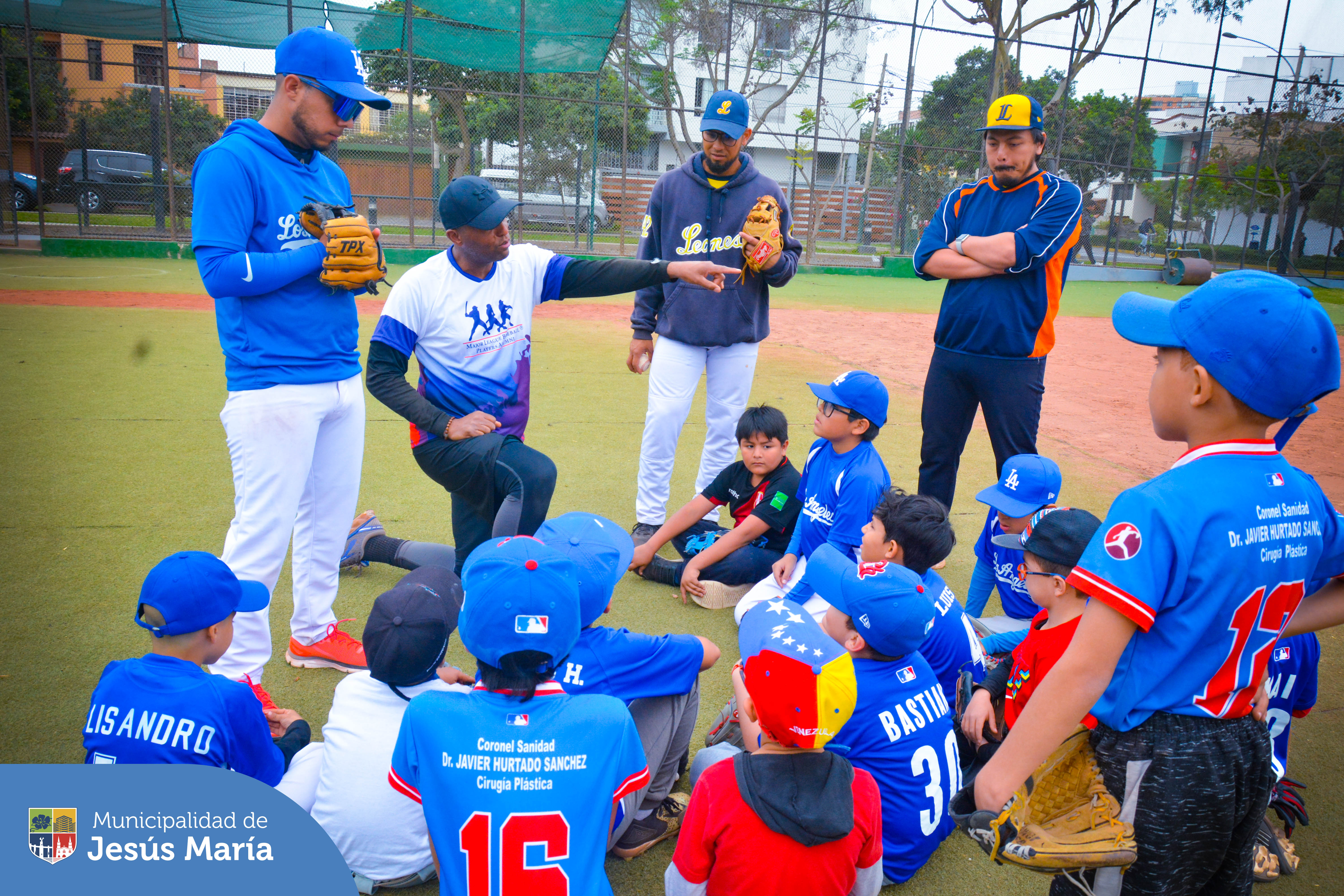 👏🏻 Agradecemos a la Major League Players Alumni Association y a la Federación Peruana de Béisbol por la realización de la primera clínica de béisbol en nuestro Campo Deportivo El Olivar. Nuestros pequeños jesusmarianos de las categorías U10, U12 y U15 recibieron capacitación de profesionales con experiencia en las grandes ligas, quienes compartieron sus conocimientos en áreas fundamentales, incluyendo bateo, corrido de bases, defensa y pitcheo. 🧢
⚾ La jornada finalizó con la entrega y firma de pelotas por los ex beisbolistas.