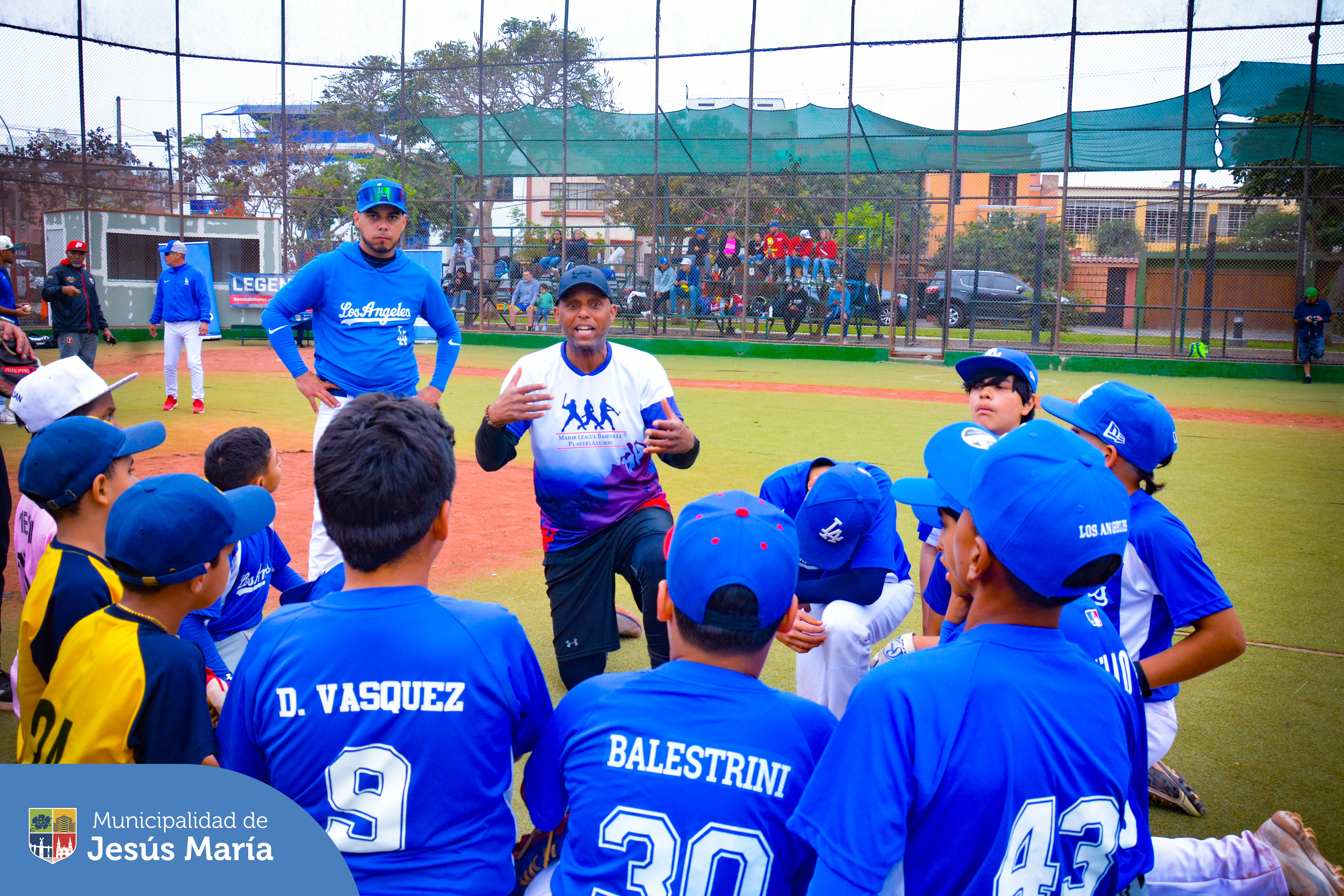 👏🏻 Agradecemos a la Major League Players Alumni Association y a la Federación Peruana de Béisbol por la realización de la primera clínica de béisbol en nuestro Campo Deportivo El Olivar. Nuestros pequeños jesusmarianos de las categorías U10, U12 y U15 recibieron capacitación de profesionales con experiencia en las grandes ligas, quienes compartieron sus conocimientos en áreas fundamentales, incluyendo bateo, corrido de bases, defensa y pitcheo. 🧢
⚾ La jornada finalizó con la entrega y firma de pelotas por los ex beisbolistas.