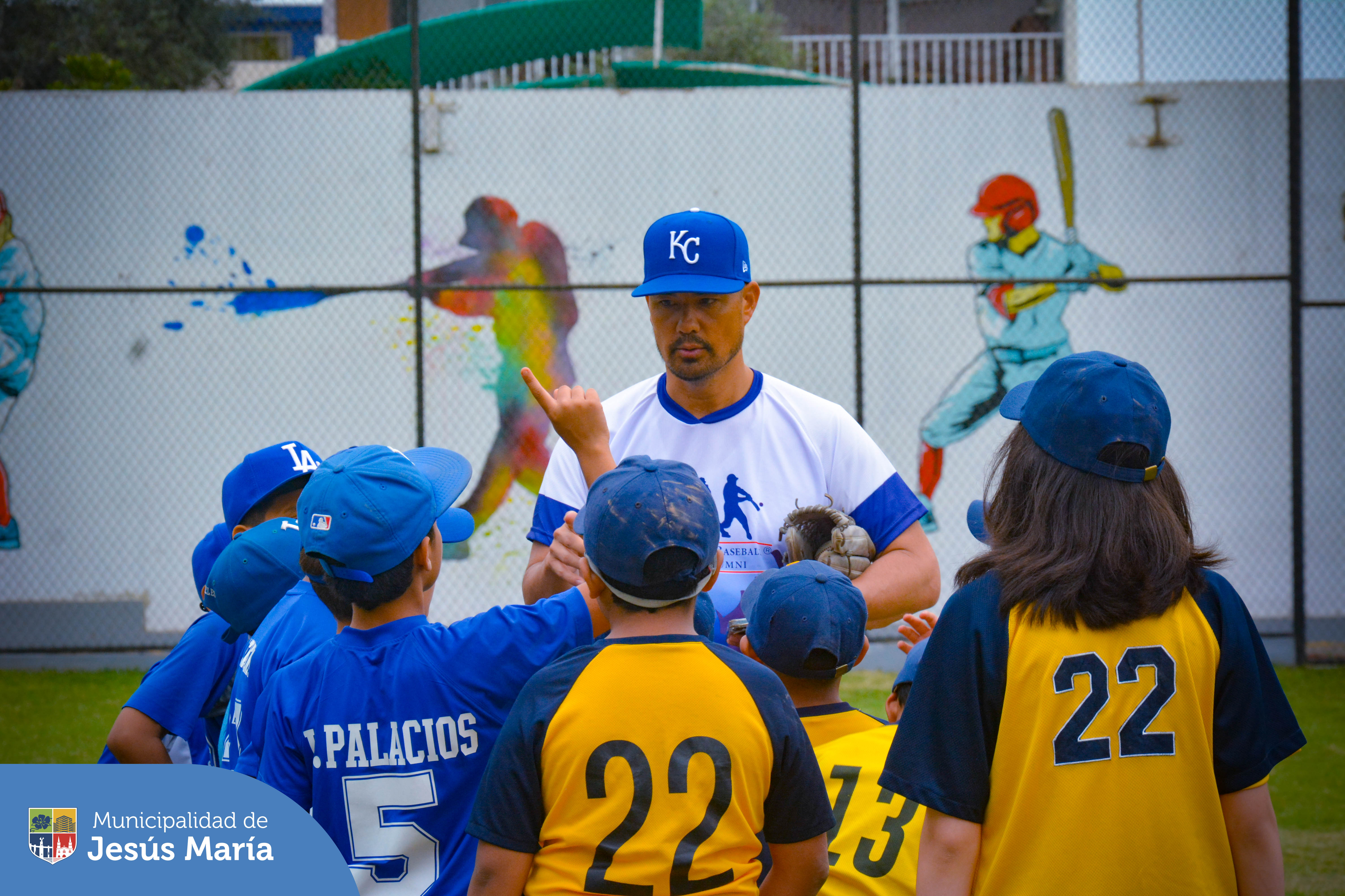 👏🏻 Agradecemos a la Major League Players Alumni Association y a la Federación Peruana de Béisbol por la realización de la primera clínica de béisbol en nuestro Campo Deportivo El Olivar. Nuestros pequeños jesusmarianos de las categorías U10, U12 y U15 recibieron capacitación de profesionales con experiencia en las grandes ligas, quienes compartieron sus conocimientos en áreas fundamentales, incluyendo bateo, corrido de bases, defensa y pitcheo. 🧢
⚾ La jornada finalizó con la entrega y firma de pelotas por los ex beisbolistas.