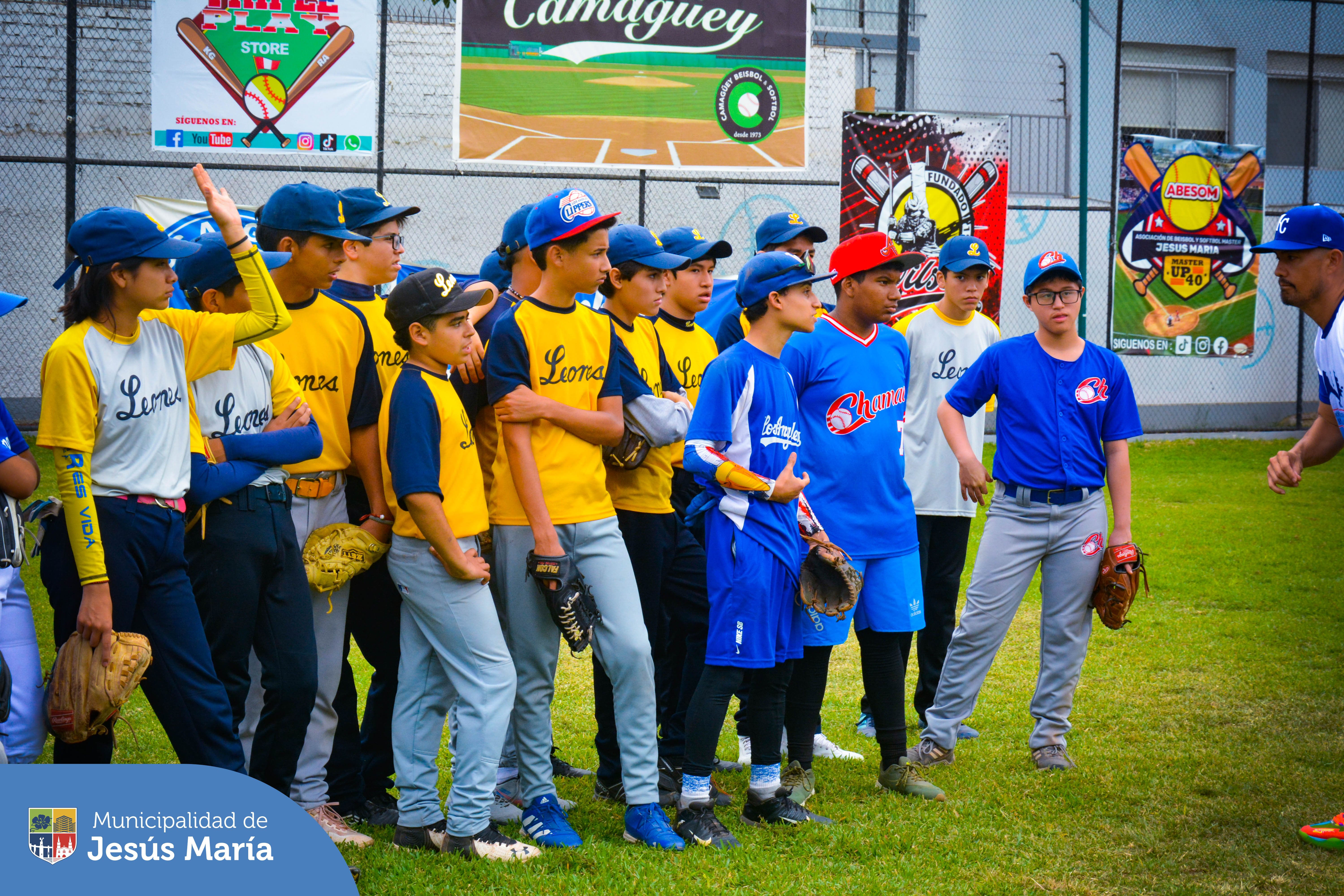 👏🏻 Agradecemos a la Major League Players Alumni Association y a la Federación Peruana de Béisbol por la realización de la primera clínica de béisbol en nuestro Campo Deportivo El Olivar. Nuestros pequeños jesusmarianos de las categorías U10, U12 y U15 recibieron capacitación de profesionales con experiencia en las grandes ligas, quienes compartieron sus conocimientos en áreas fundamentales, incluyendo bateo, corrido de bases, defensa y pitcheo. 🧢
⚾ La jornada finalizó con la entrega y firma de pelotas por los ex beisbolistas.