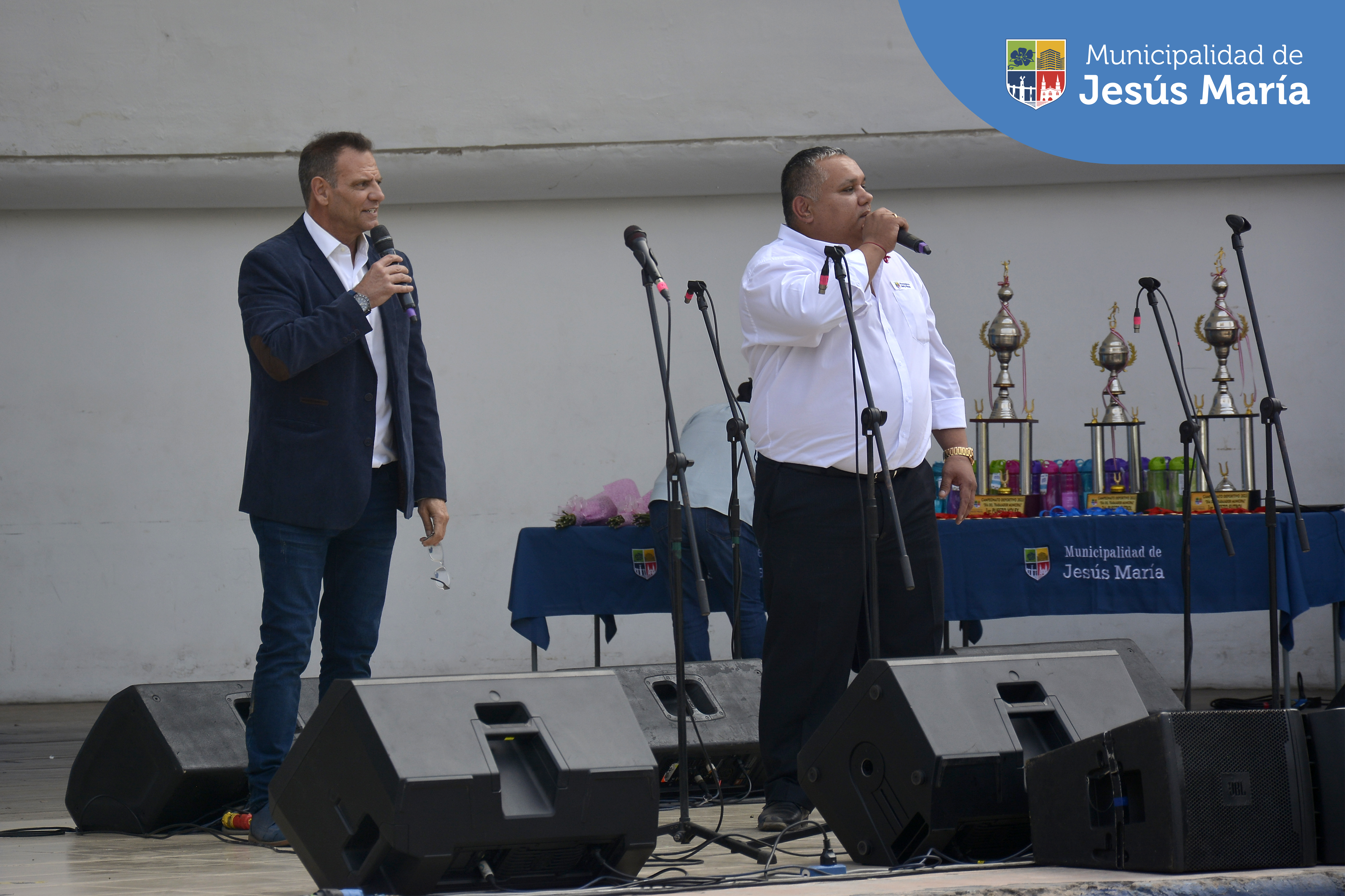 👉 Como parte de las actividades por el #DíaDelTrabajadorMunicipal, nuestro alcalde Jesús Gálvez Olivares entregó un reconocimiento especial a diversos trabajadores por sus notables años de servicio en beneficio de nuestra comuna. Además se premió a las áreas ganadoras del Campeonato Deportivo de ⚽ Fútbol y 🏐 Vóley.
👉 En la actividad, se realizó un ameno almuerzo de confraternidad con la finalidad de que todos los colaboradores que conforman la gran familia de la Municipalidad de Jesús María, puedan compartir y fortalecer lazos como equipo.
