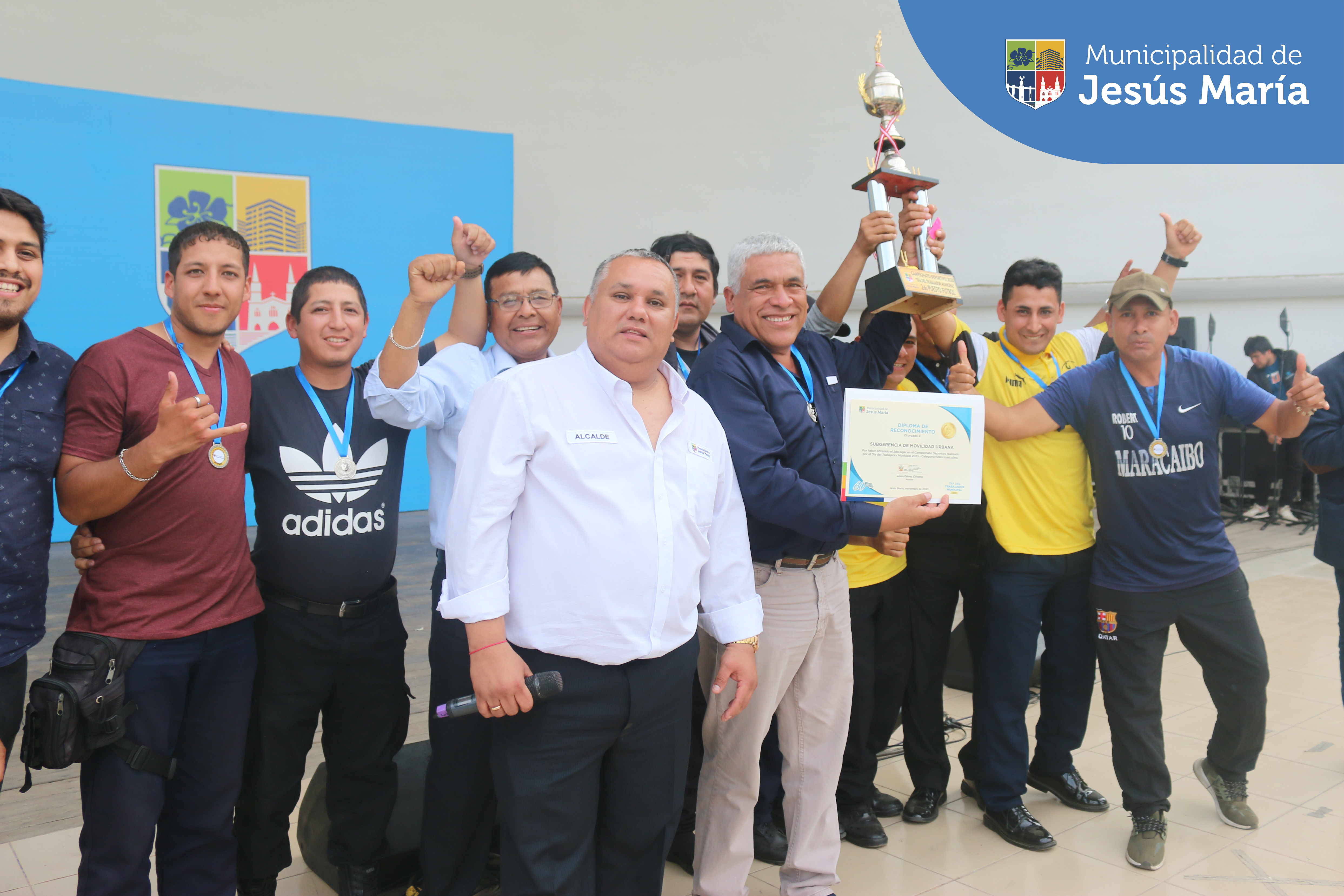 👉 Como parte de las actividades por el #DíaDelTrabajadorMunicipal, nuestro alcalde Jesús Gálvez Olivares entregó un reconocimiento especial a diversos trabajadores por sus notables años de servicio en beneficio de nuestra comuna. Además se premió a las áreas ganadoras del Campeonato Deportivo de ⚽ Fútbol y 🏐 Vóley.
👉 En la actividad, se realizó un ameno almuerzo de confraternidad con la finalidad de que todos los colaboradores que conforman la gran familia de la Municipalidad de Jesús María, puedan compartir y fortalecer lazos como equipo.
