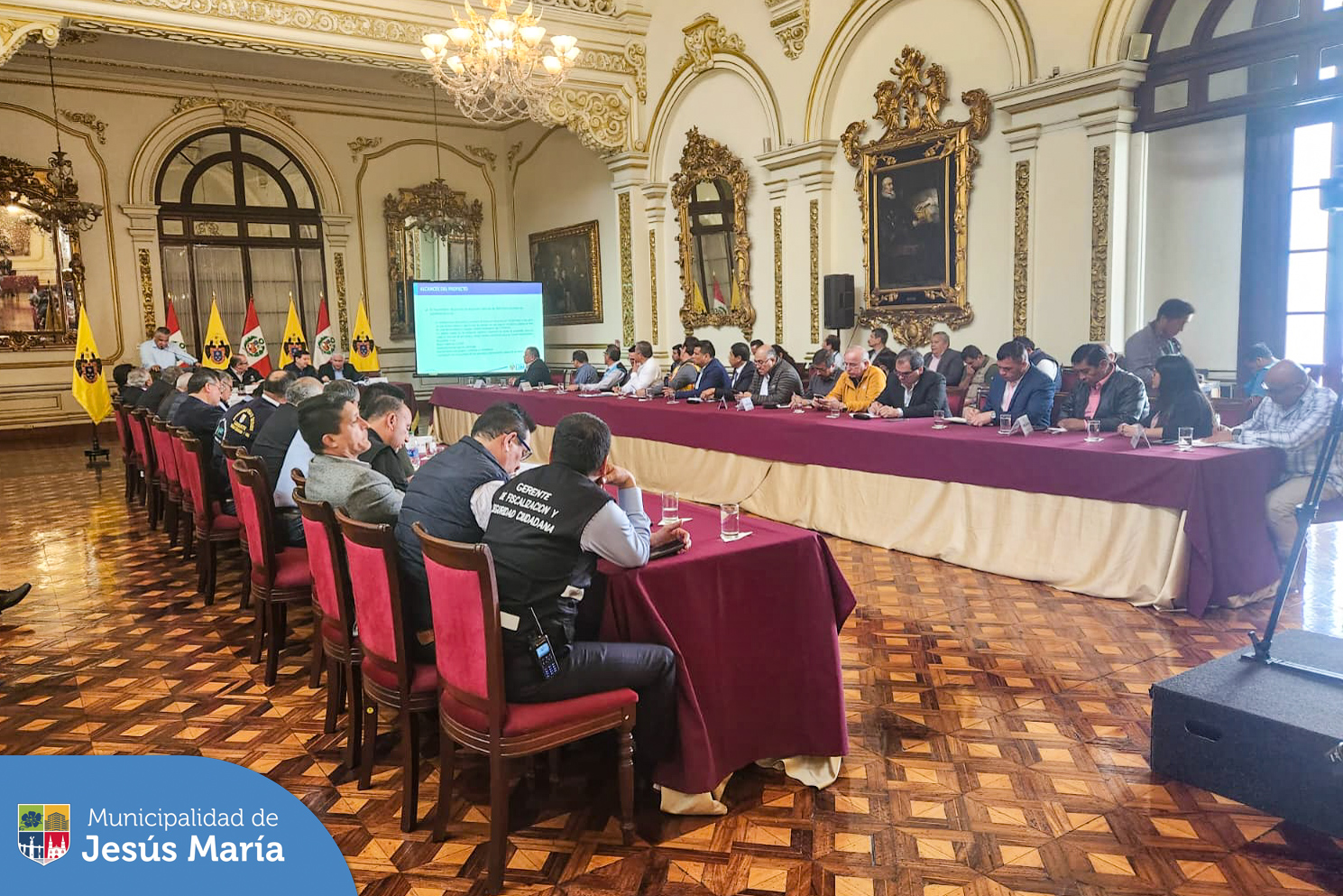 📣 ¡Seguimos trabajando por la seguridad de Jesús María!
Nuestro alcalde Jesús Gálvez Olivares, participó de una importante reunión de coordinación interdistrital organizada por la Municipalidad Metropolitana de Lima. En la actividad se trataron diversas acciones que se realizan de manera conjunta para fortalecer la Seguridad Ciudadana; entre ellas, la próxima adquisición de motos que potenciará el patrullaje integrado en los distritos. 💪🏍️