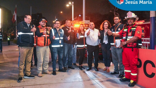 Conocedores de la importancia de las labores de prevención que debemos implementar como comunidad, el alcalde Jesús Gálvez Olivares, lideró el ejercicio de evacuación en caso de sismo en el Centro Comercial Real Plaza Salaverry.
¡Juntos y organizados podemos identificar mejor los peligros y repasar el plan familiar de emergencia! 💪