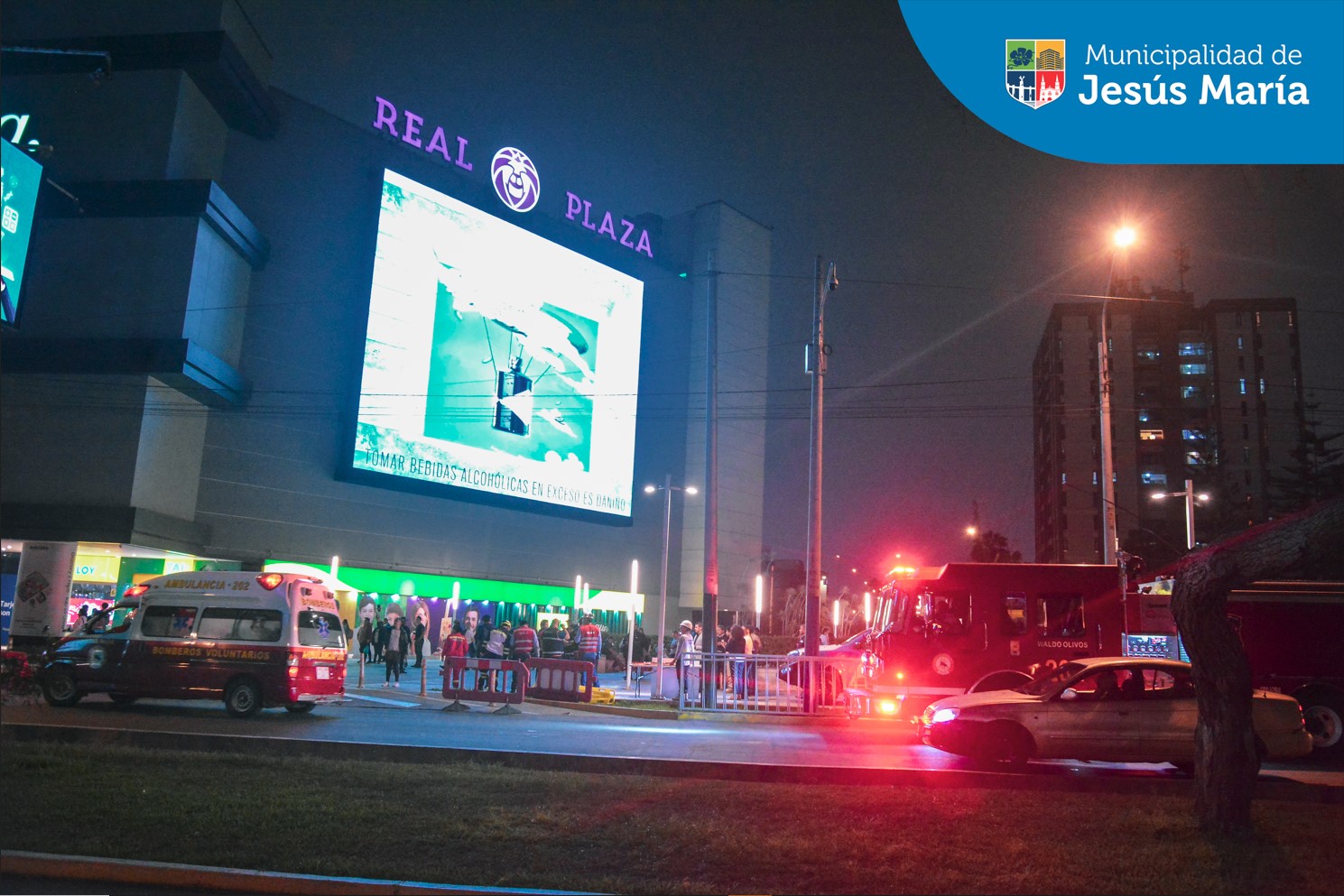 Conocedores de la importancia de las labores de prevención que debemos implementar como comunidad, el alcalde Jesús Gálvez Olivares, lideró el ejercicio de evacuación en caso de sismo en el Centro Comercial Real Plaza Salaverry.
¡Juntos y organizados podemos identificar mejor los peligros y repasar el plan familiar de emergencia! 💪