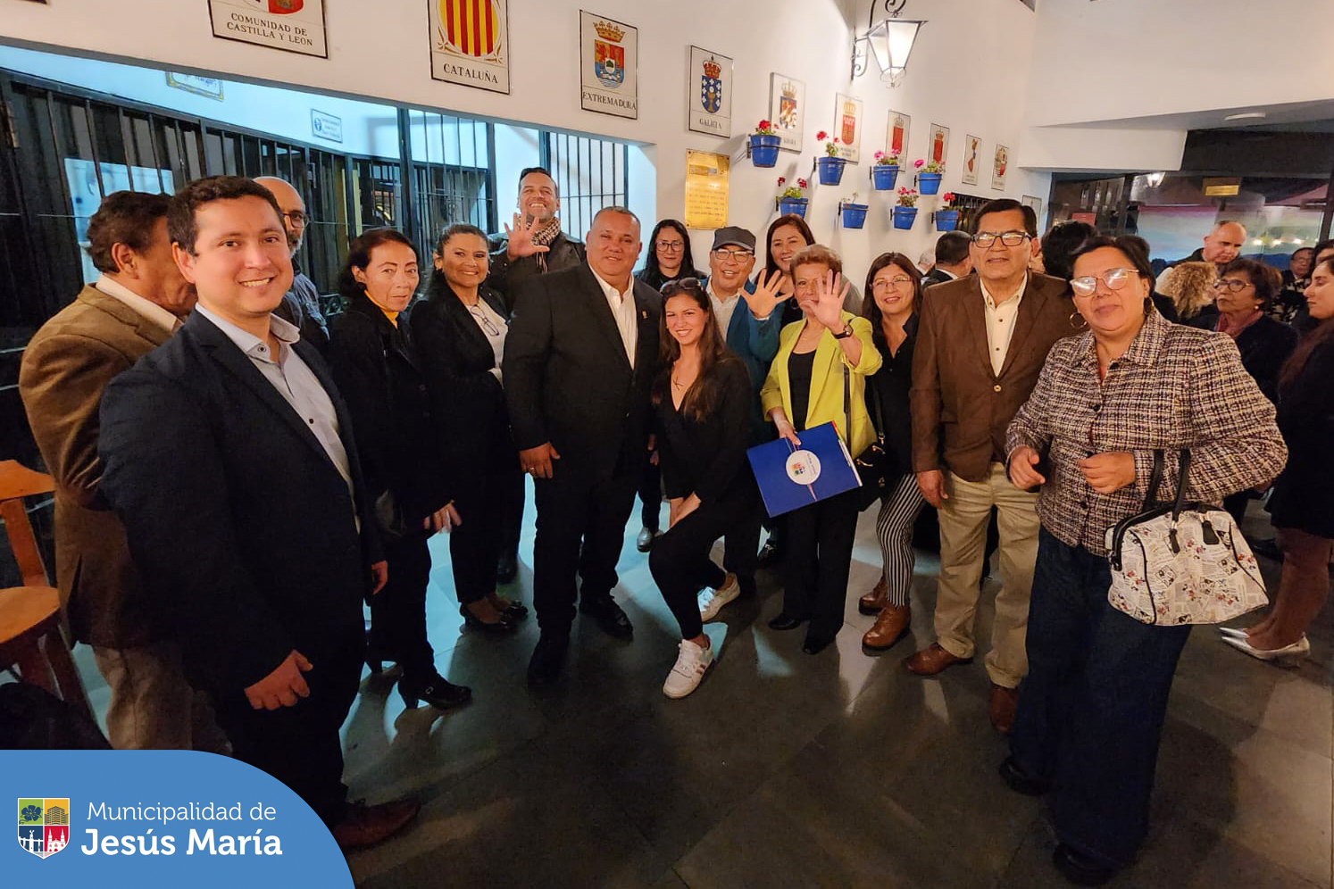 👉🏻 Nuestro alcalde Jesús Gálvez Olivares, compartió gratos momentos con los miembros de las Juntas Vecinales Comunales 2023-2024, luego de la emotiva ceremonia de juramentación que se realizó en el Centro Español del Perú. 👏🏻
Mira el 🎬 video completo en nuestra Página de Facebook ingresando a https://bit.ly/471rKe1.