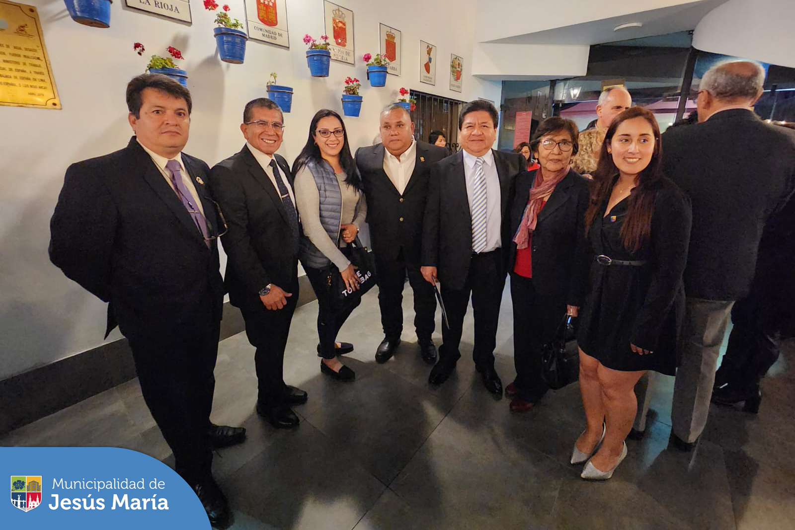 👉🏻 Nuestro alcalde Jesús Gálvez Olivares, compartió gratos momentos con los miembros de las Juntas Vecinales Comunales 2023-2024, luego de la emotiva ceremonia de juramentación que se realizó en el Centro Español del Perú. 👏🏻
Mira el 🎬 video completo en nuestra Página de Facebook ingresando a https://bit.ly/471rKe1.