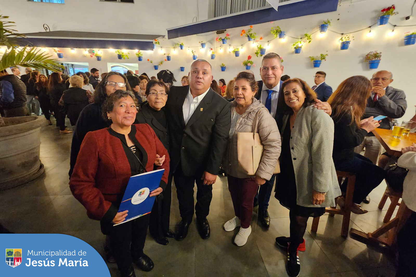 👉🏻 Nuestro alcalde Jesús Gálvez Olivares, compartió gratos momentos con los miembros de las Juntas Vecinales Comunales 2023-2024, luego de la emotiva ceremonia de juramentación que se realizó en el Centro Español del Perú. 👏🏻
Mira el 🎬 video completo en nuestra Página de Facebook ingresando a https://bit.ly/471rKe1.