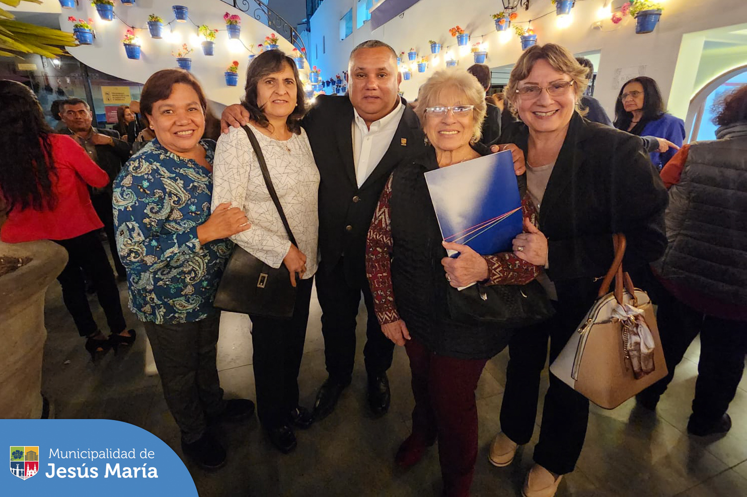 👉🏻 Nuestro alcalde Jesús Gálvez Olivares, compartió gratos momentos con los miembros de las Juntas Vecinales Comunales 2023-2024, luego de la emotiva ceremonia de juramentación que se realizó en el Centro Español del Perú. 👏🏻
Mira el 🎬 video completo en nuestra Página de Facebook ingresando a https://bit.ly/471rKe1.