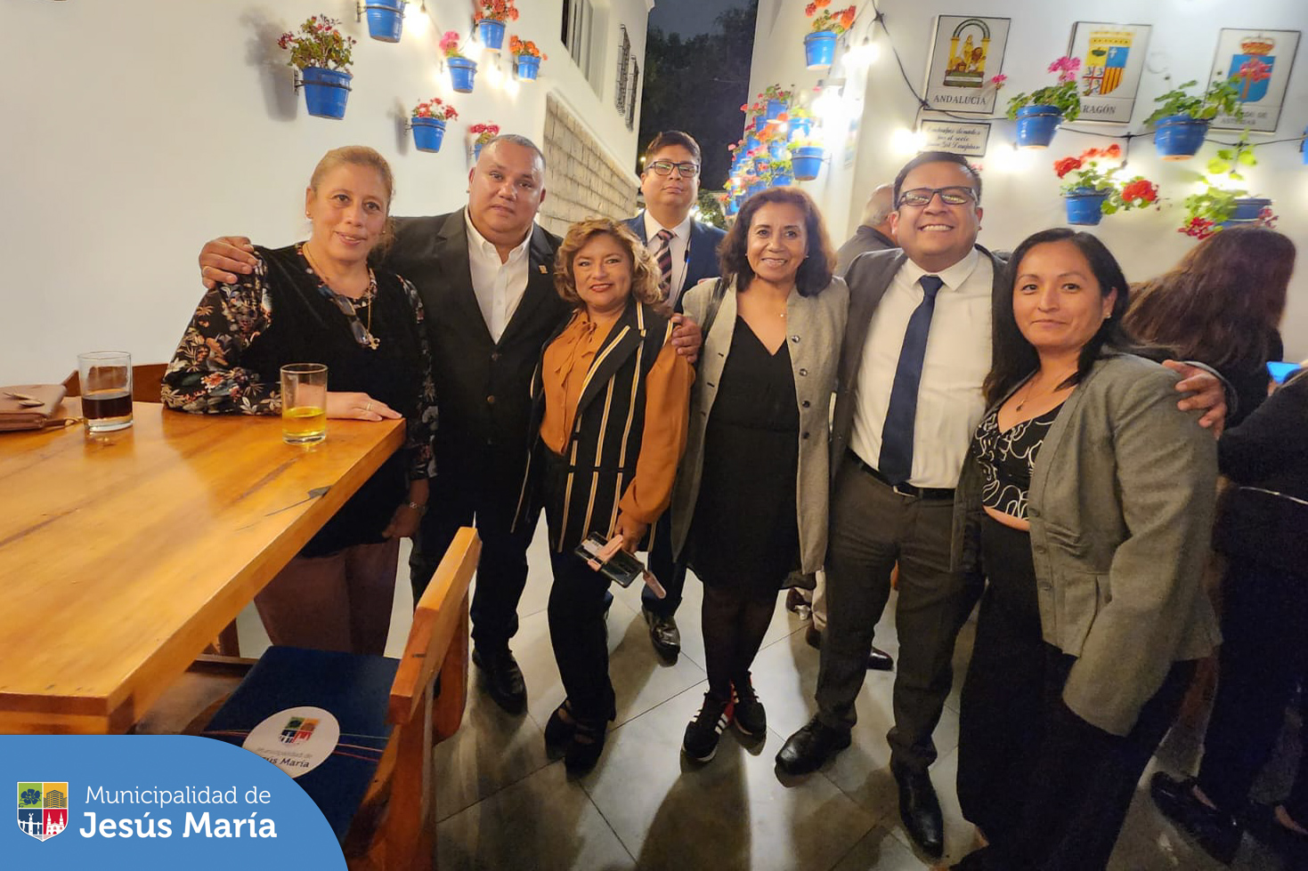 👉🏻 Nuestro alcalde Jesús Gálvez Olivares, compartió gratos momentos con los miembros de las Juntas Vecinales Comunales 2023-2024, luego de la emotiva ceremonia de juramentación que se realizó en el Centro Español del Perú. 👏🏻
Mira el 🎬 video completo en nuestra Página de Facebook ingresando a https://bit.ly/471rKe1.