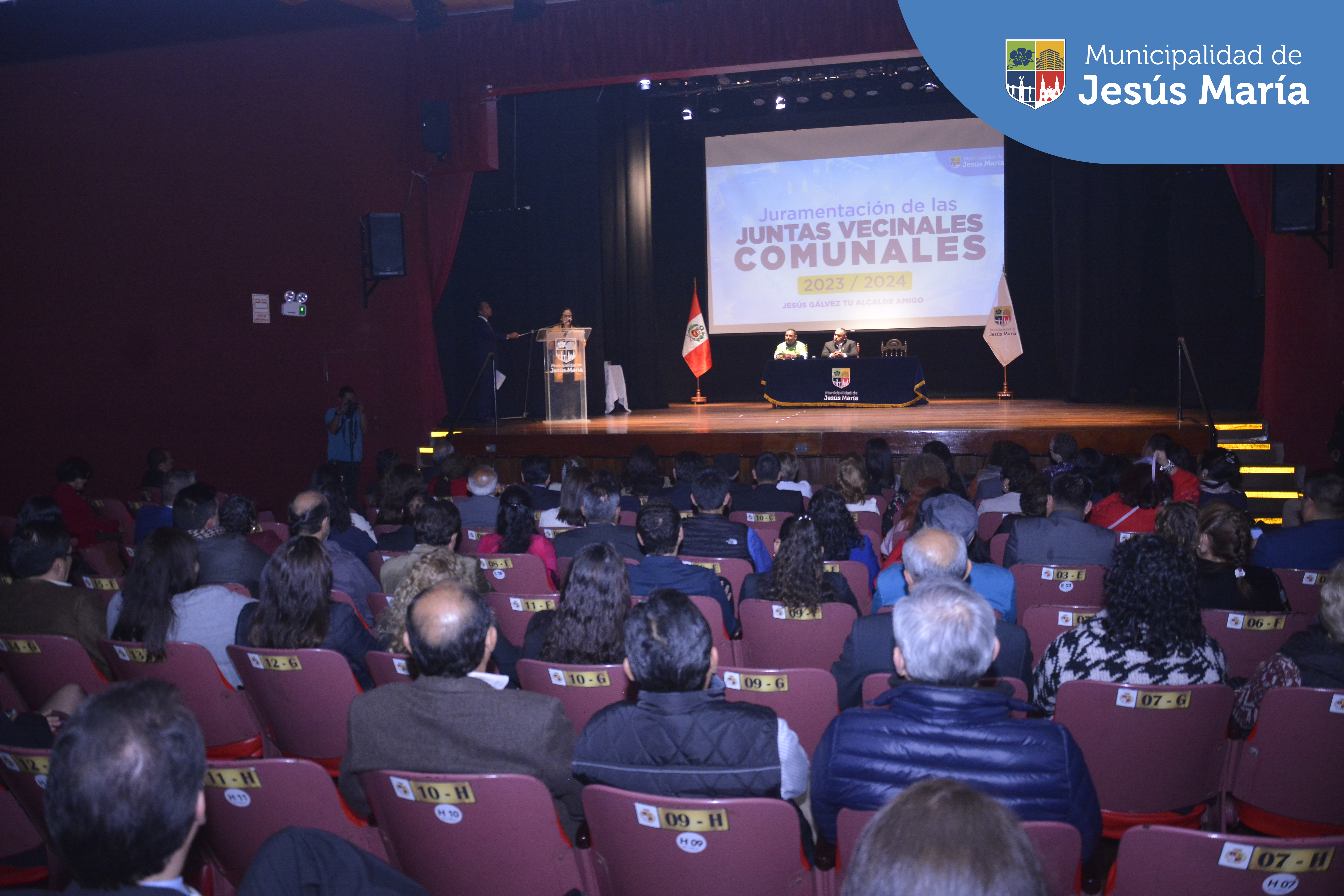 📷 Compartimos los momentos más resaltantes de la ceremonia de juramentación de los miembros de las Juntas Vecinales Comunales, elegidos en votación democrática el pasado 22 de octubre. 🗳️

✔️ El alcalde Jesús Gálvez Olivares, lideró la actividad y resaltó en su discurso la importancia que tienen las organizaciones vecinales para el desarrollo de sus respectivas zonas.

La lista de ganadores está disponibles en 🔗 https://bit.ly/45SdeE5
