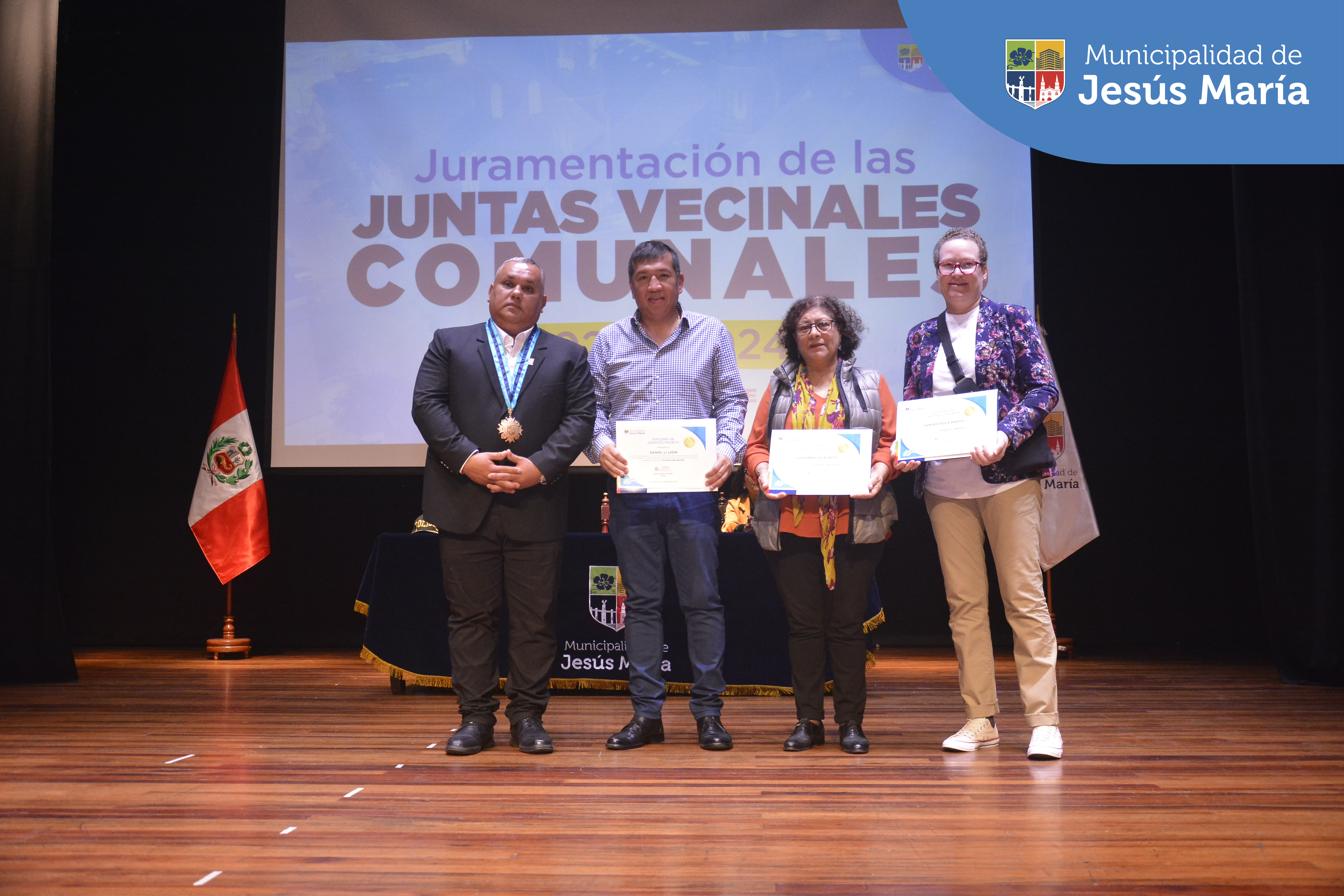 📷 Compartimos los momentos más resaltantes de la ceremonia de juramentación de los miembros de las Juntas Vecinales Comunales, elegidos en votación democrática el pasado 22 de octubre. 🗳️

✔️ El alcalde Jesús Gálvez Olivares, lideró la actividad y resaltó en su discurso la importancia que tienen las organizaciones vecinales para el desarrollo de sus respectivas zonas.

La lista de ganadores está disponibles en 🔗 https://bit.ly/45SdeE5
