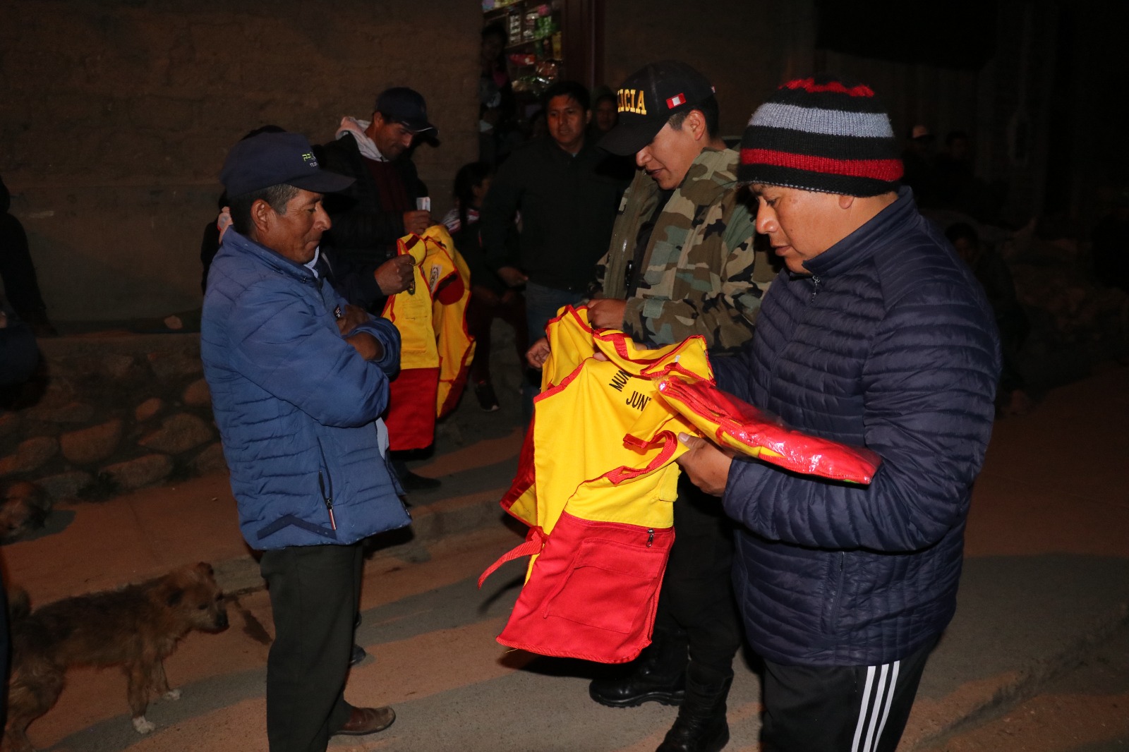 Entrega de indumentarias a los integrantes de la Junta Vecinal de Seguridad Ciudadana del Barrio Miraflores