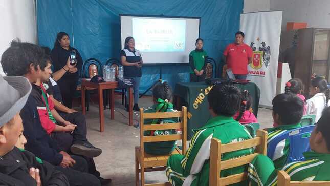 La Municipalidad Distrital de Ihuarí viene intensificando Charlas en Instituciones Educativas contra la violencia en niños, niñas y adolescentes 
Desarrollando el plan de prevencion del Comité de Seguridad Ciudadana - CODISEC, el  equipo de la Municipalidad Distrital de Ihuarí, viene intensificando charlas informativas y de sensibilización en las diferentes Instituciones Educativas del Distrito de Ihuarí, enfocadas en prevenir la vulneración de los derechos de los menores
Estas charlas son posibles gracias al trabajo articulado con la Municipalidad Provincial de Huaral, y los Directores de las diferentes Instituciones Educativas quienes pueden referir las situaciones de riesgo que pudieran estar observando en los escolares.
"Por disposición del alcalde Lic. Elmer Calderón Carrasco, iniciamos con las charlas informativas, de sensibilización y preventivas de la vulneración de los derechos de los niños, niñas y adolescentes en temas como violencia familiar, soporte emocional, bullying, cyber bullying, estilos de crianza, prevención de violencia sexual entre otros temas que son de interés”, manifestó el Secretario Técnico de Seguridad Ciudadana Ing. Jheisson Ramón Susanibar. 
Esta vez dimos inicio en la Institución Educativa N⁰20410 Emma Mena Melchor con el alumnado del nivel primario y secundaria. 
En adelante, continuaremos con estas actividades, trasladandonos en el resto de I.E de las diferentes Comunidades Campesinas del Distrito.
#MunicipalidadDistritalIhuarí
#IhuaríFuturoDeTodos
#ElmerCalderónCarrasco
#TrabajamosPorTi
