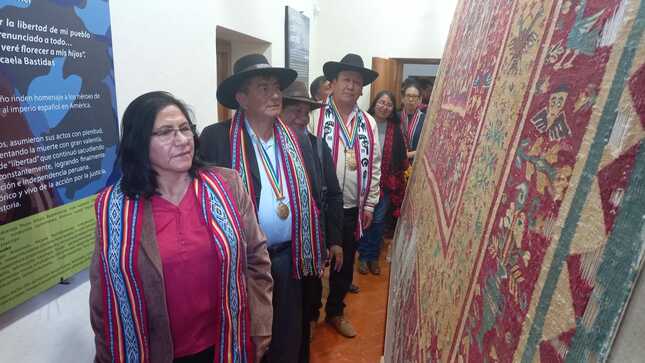 Entrega del tapiz y casulla a las autoridades de Canas
