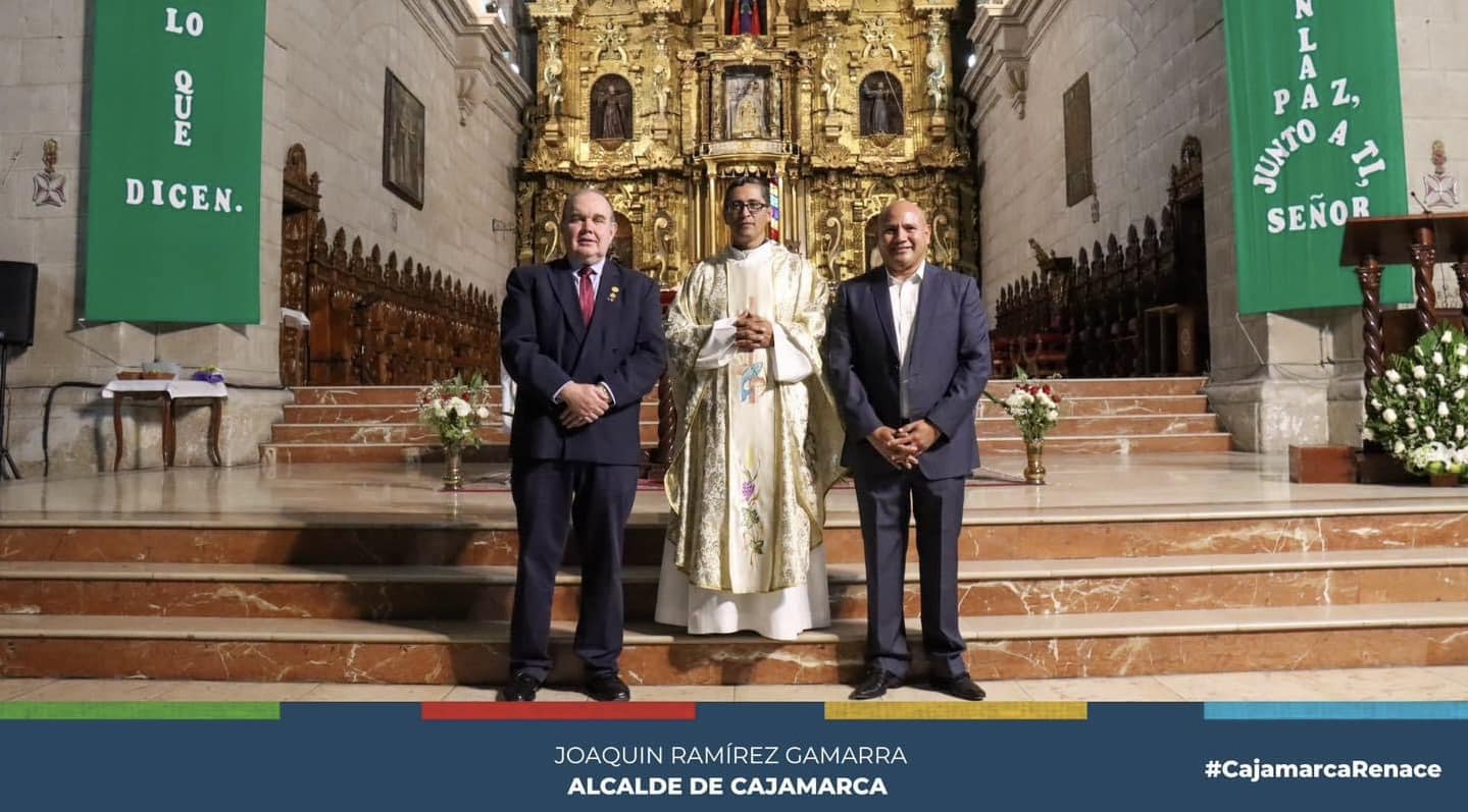 El alcalde provincial de Cajamarca Joaquin Ramírez Gamarra, junto al alcalde de la Municipalidad Metropolitana de Lima Rafael López Aliaga y funcionarios de nuestra entidad edil, participan de la Santa Misa ofrecida en nuestra Iglesia Catedral de Cajamarca.