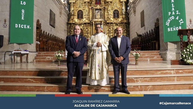El alcalde provincial de Cajamarca Joaquin Ramírez Gamarra, junto al alcalde de la Municipalidad Metropolitana de Lima Rafael López Aliaga y funcionarios de nuestra entidad edil, participan de la Santa Misa ofrecida en nuestra Iglesia Catedral de Cajamarca.