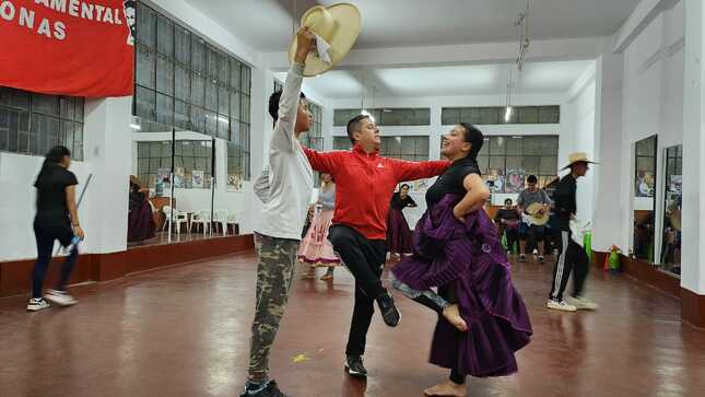 Ministerio de Cultura otorgó Personalidad Meritoria de la Cultura a César Fernández por contribuir a la revaloración de la marinera norteña