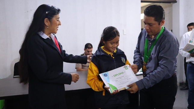 Alcalde de Pítipo, otorga reconocimiento a campeonas de Handball