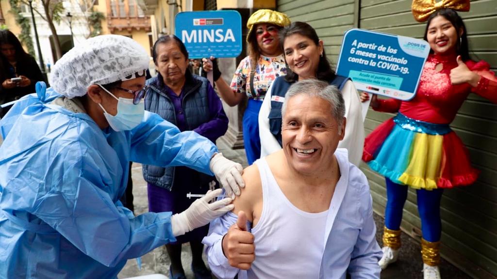 Cerca de 1 millón de mayores de 60 años recibieron la vacuna bivalente contra la covid-19 