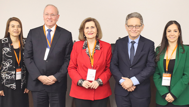 Vicepresidenta del TC Luz Pacheco, junto a autoridades de la Universidad de Lima.