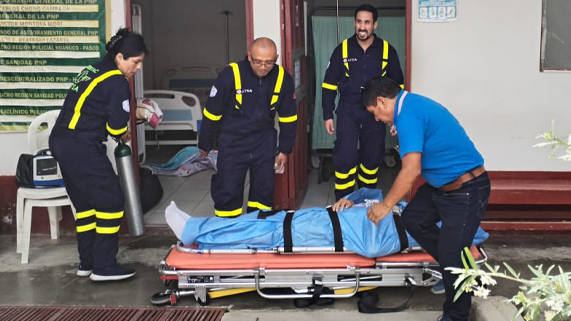 Médicos con paciente en camilla